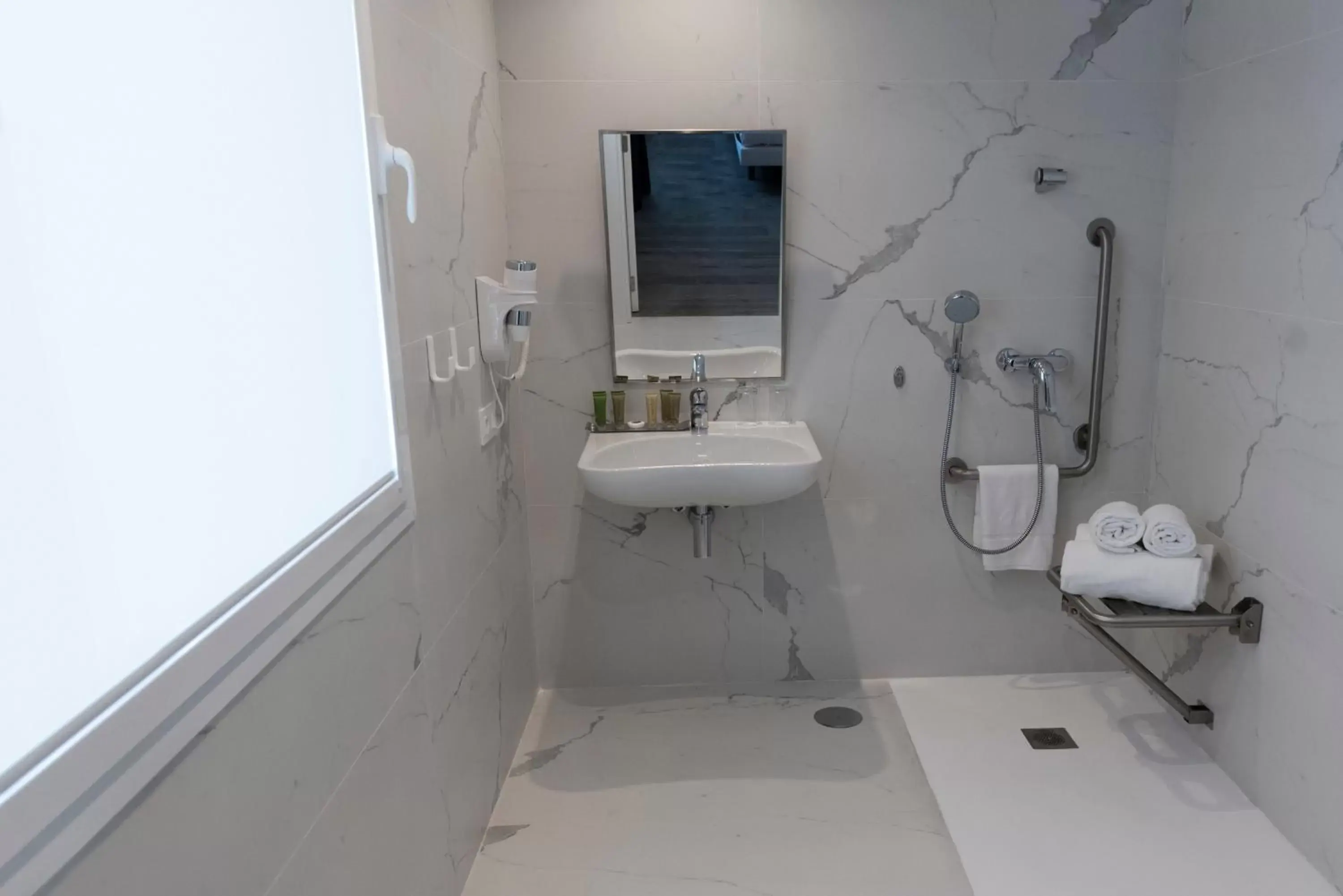 Shower, Bathroom in Hotel Agaró