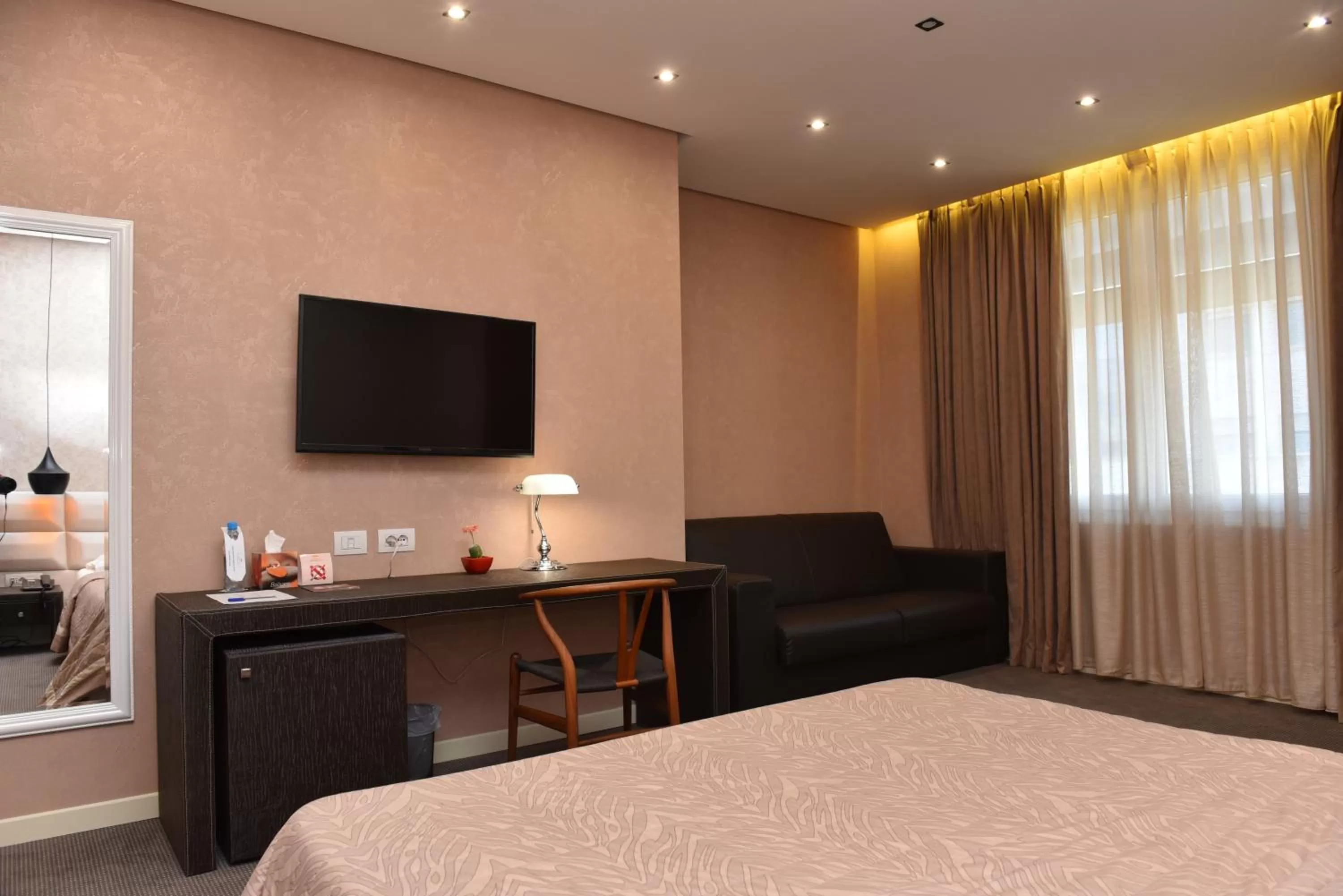 Photo of the whole room, Bed in La Bohème Hotel