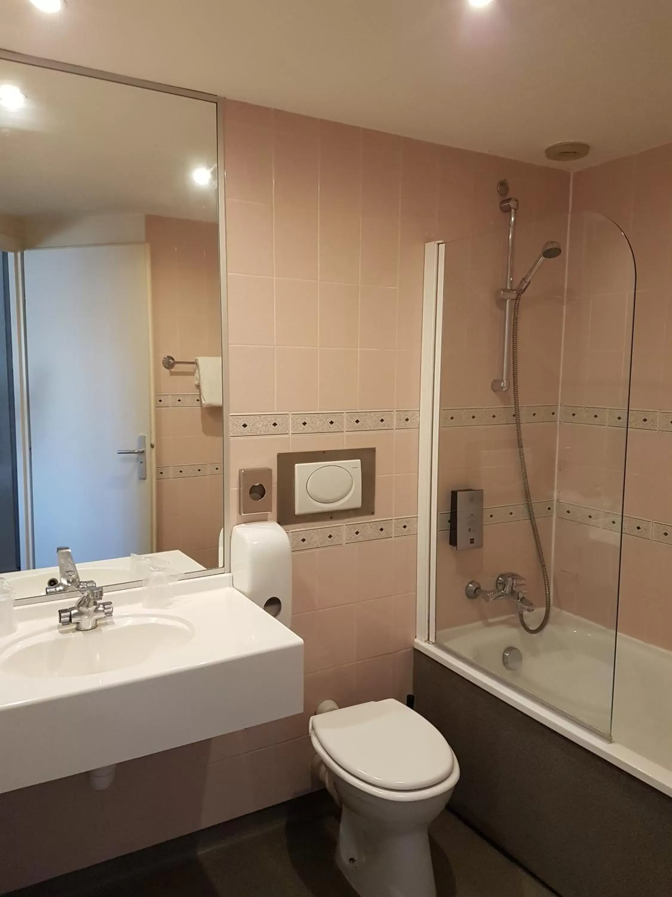 Bathroom in LOGIS Hotel l'Escargotière Dijon Sud - Chenove