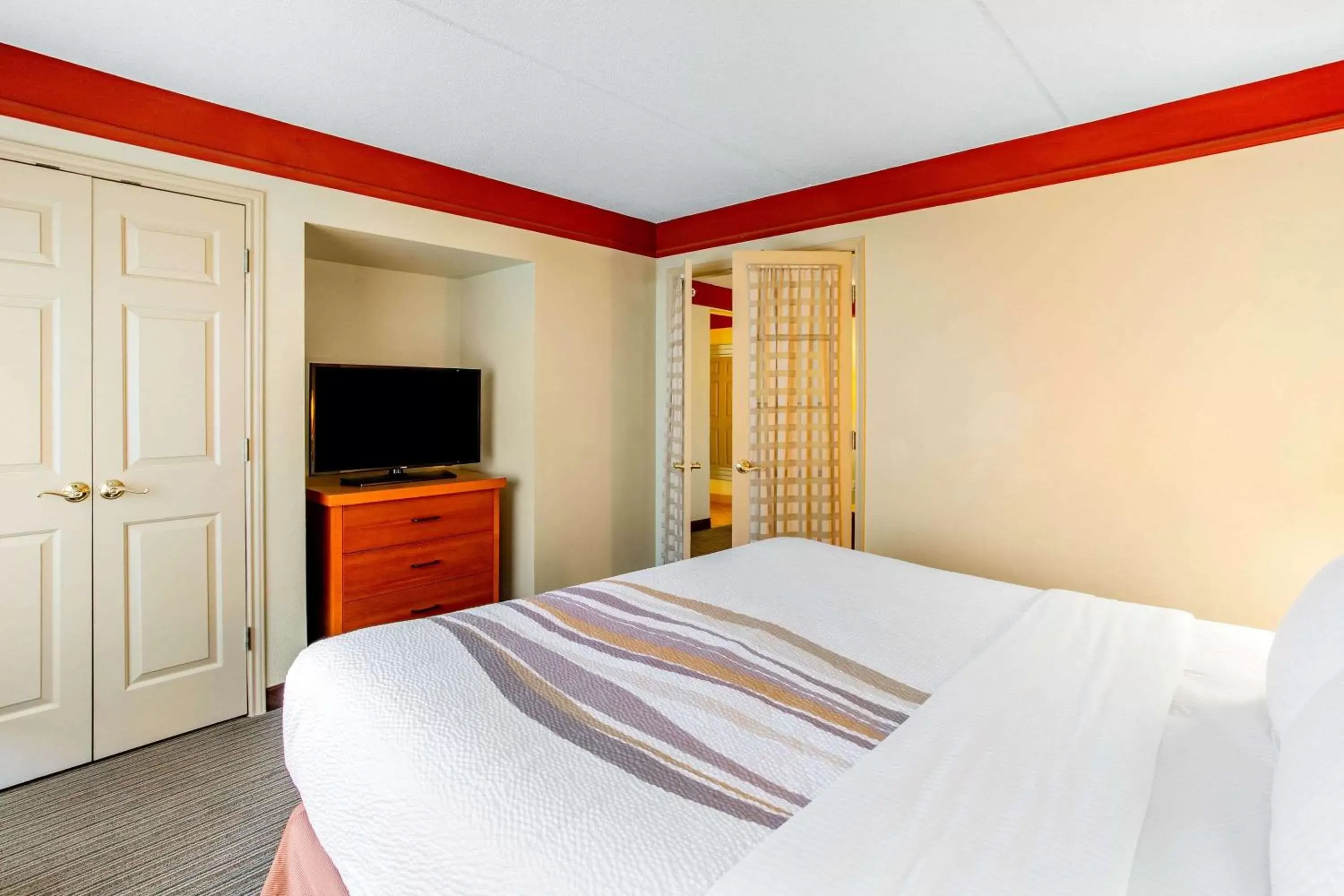 Photo of the whole room, Bed in La Quinta by Wyndham Raleigh/Durham Southpoint