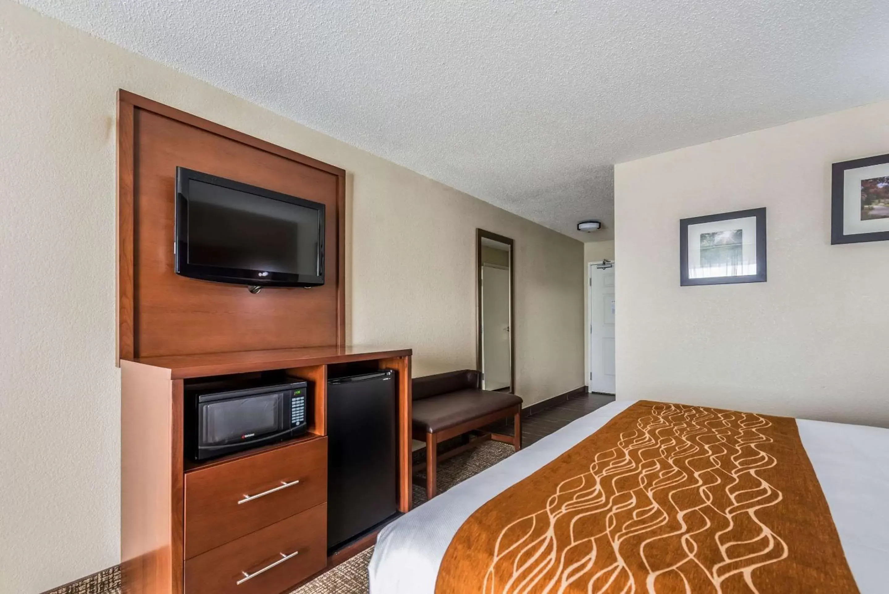 Photo of the whole room, TV/Entertainment Center in Comfort Inn & Suites Dayton North
