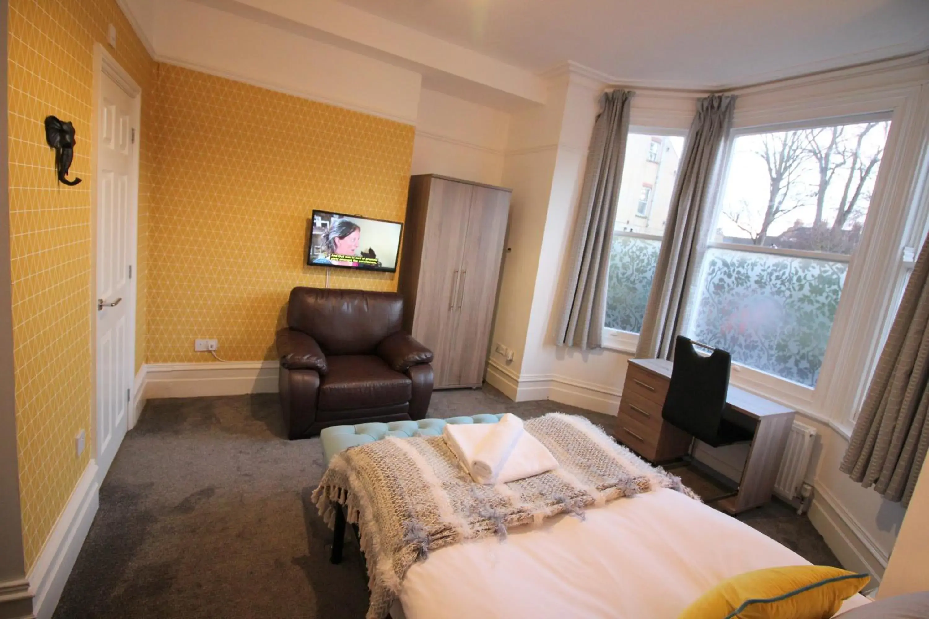 TV and multimedia, Bed in Cambridge City Rooms by Paymán Club