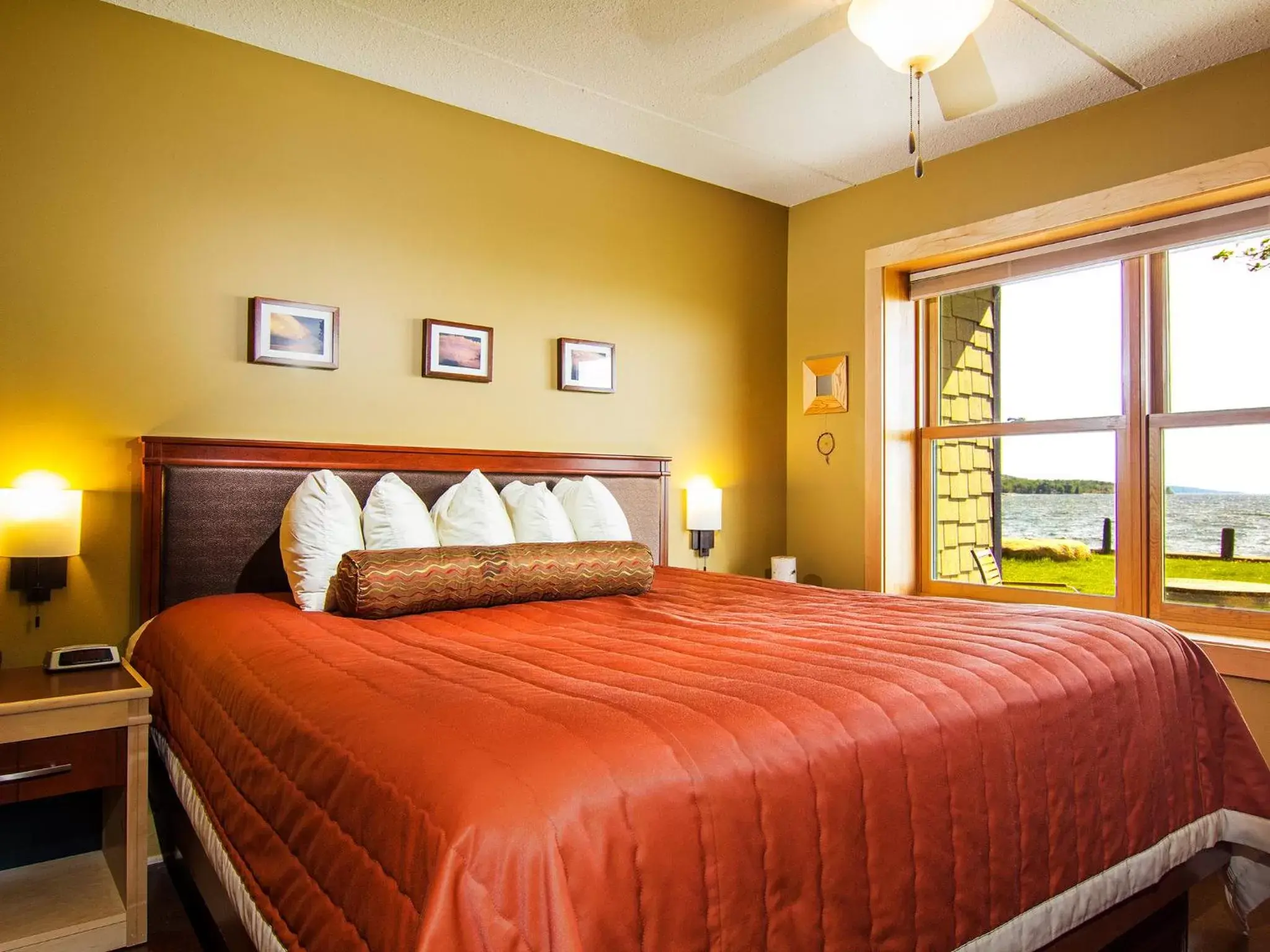 Bedroom, Bed in East Bay Suites