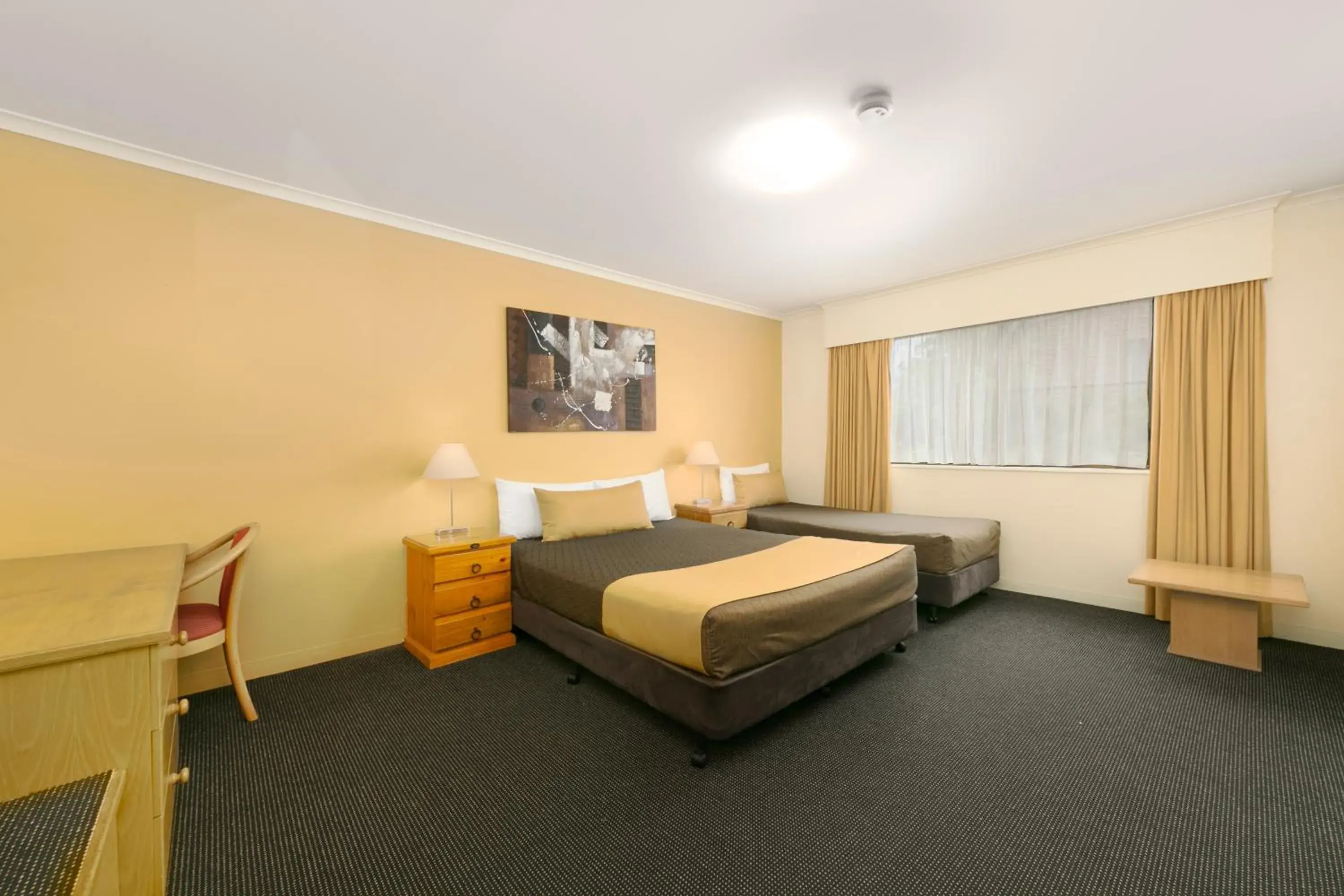 Bedroom, Bed in Mt Ommaney Hotel Apartments