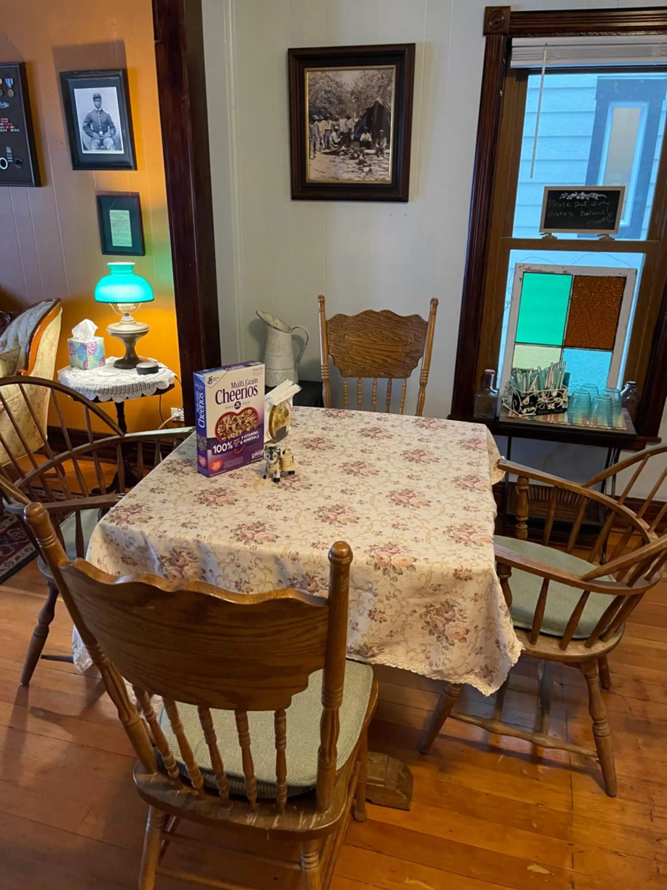 Dining Area in Downtown B&B with Jacuzzi