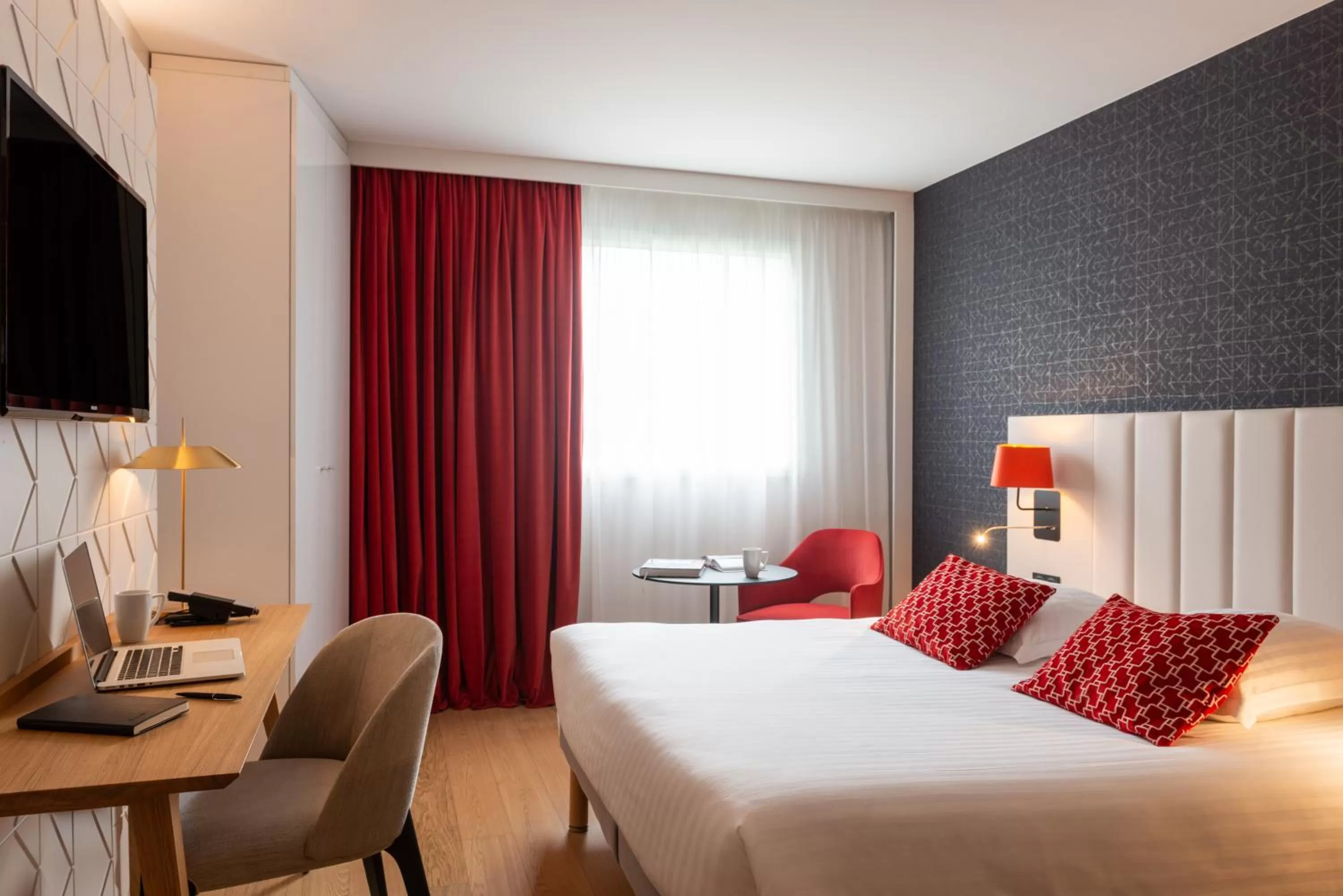 Bedroom, Bed in L'Amirauté Brest