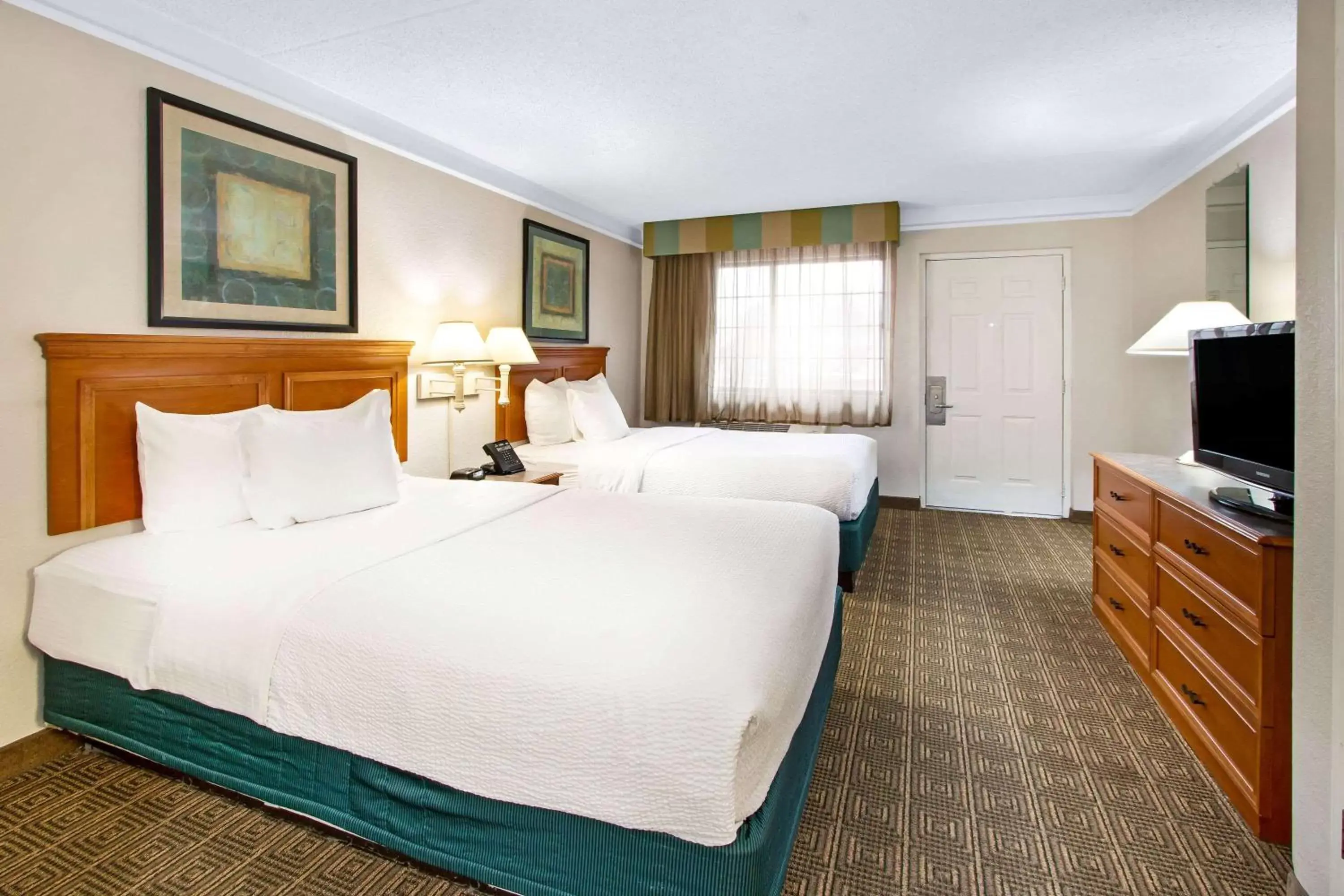 Photo of the whole room, Bed in La Quinta Inn by Wyndham Albuquerque Airport