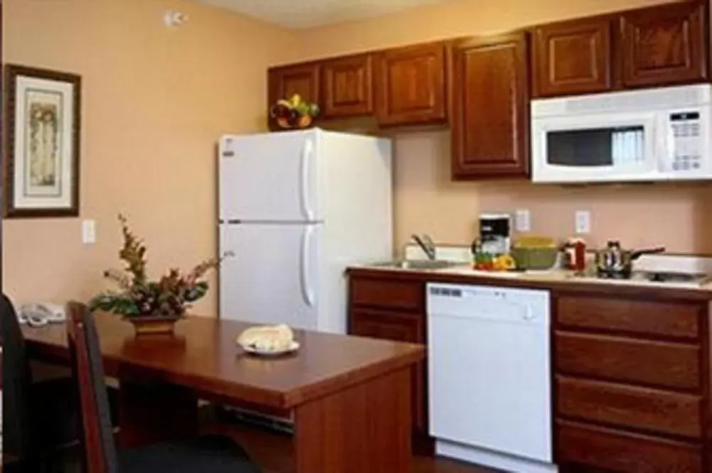 Kitchen/Kitchenette in GrandStay Residential Suites Hotel Faribault