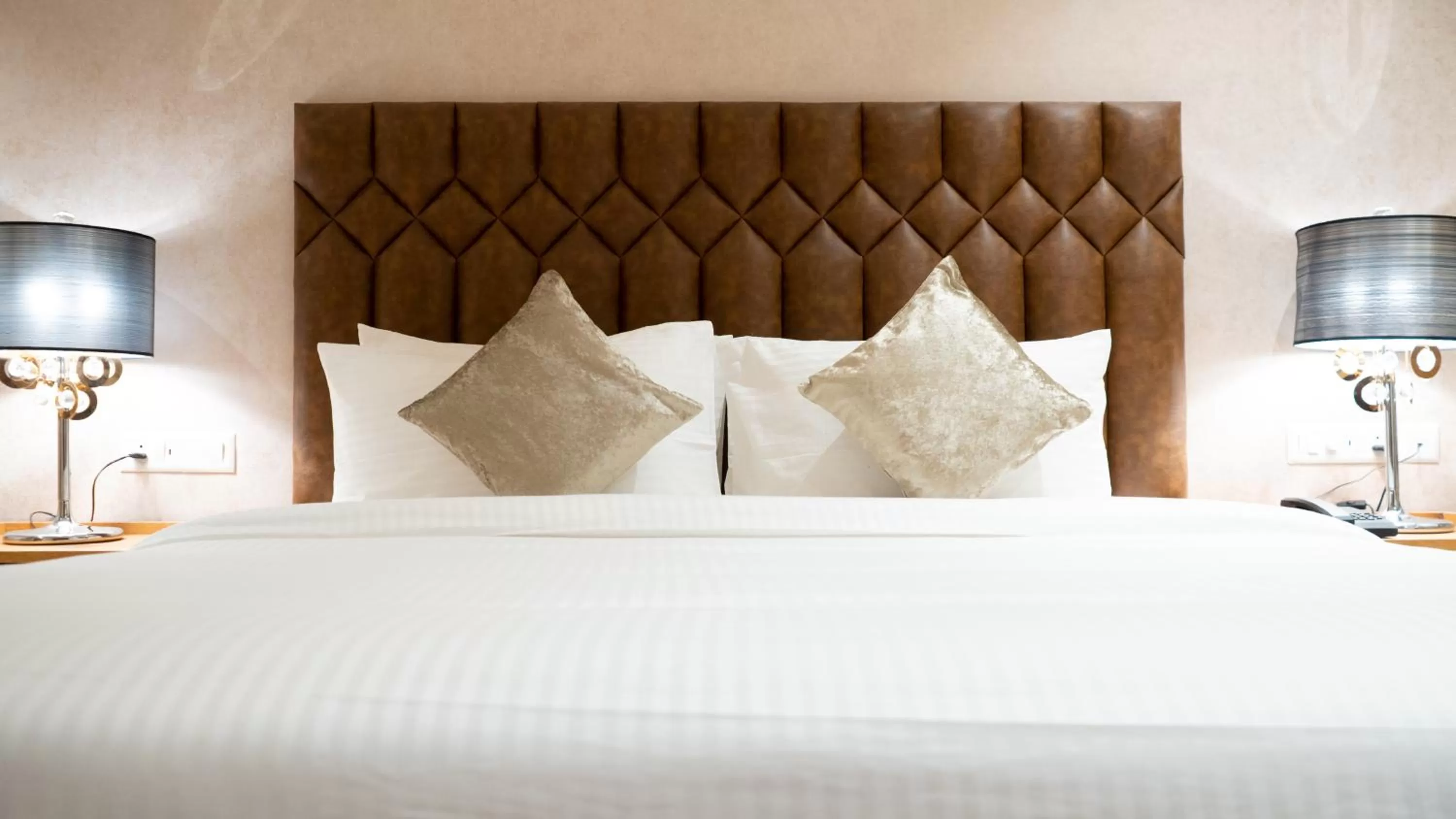 Bed in Clarks Inn Suites Kangra