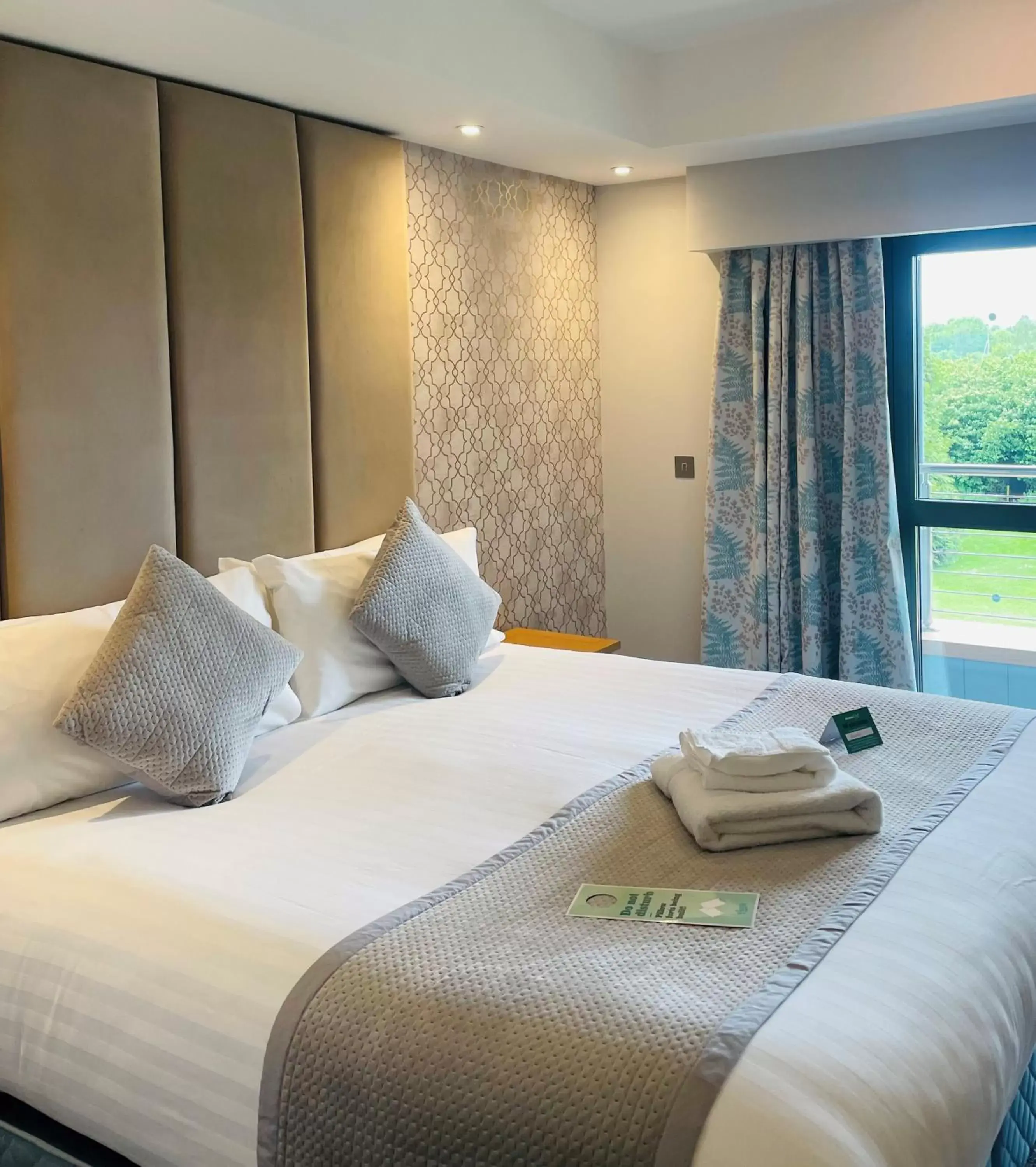 Bedroom, Bed in Boston West Hotel Bedroom, Bed in Boston West Hotel