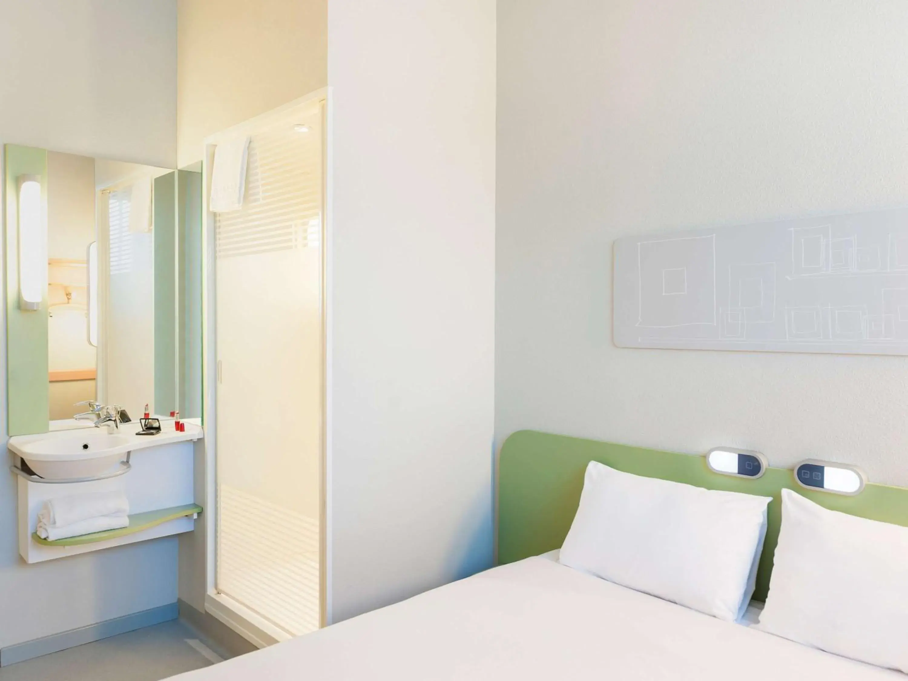 Photo of the whole room, Bed in Ibis Budget Madrid Calle 30
