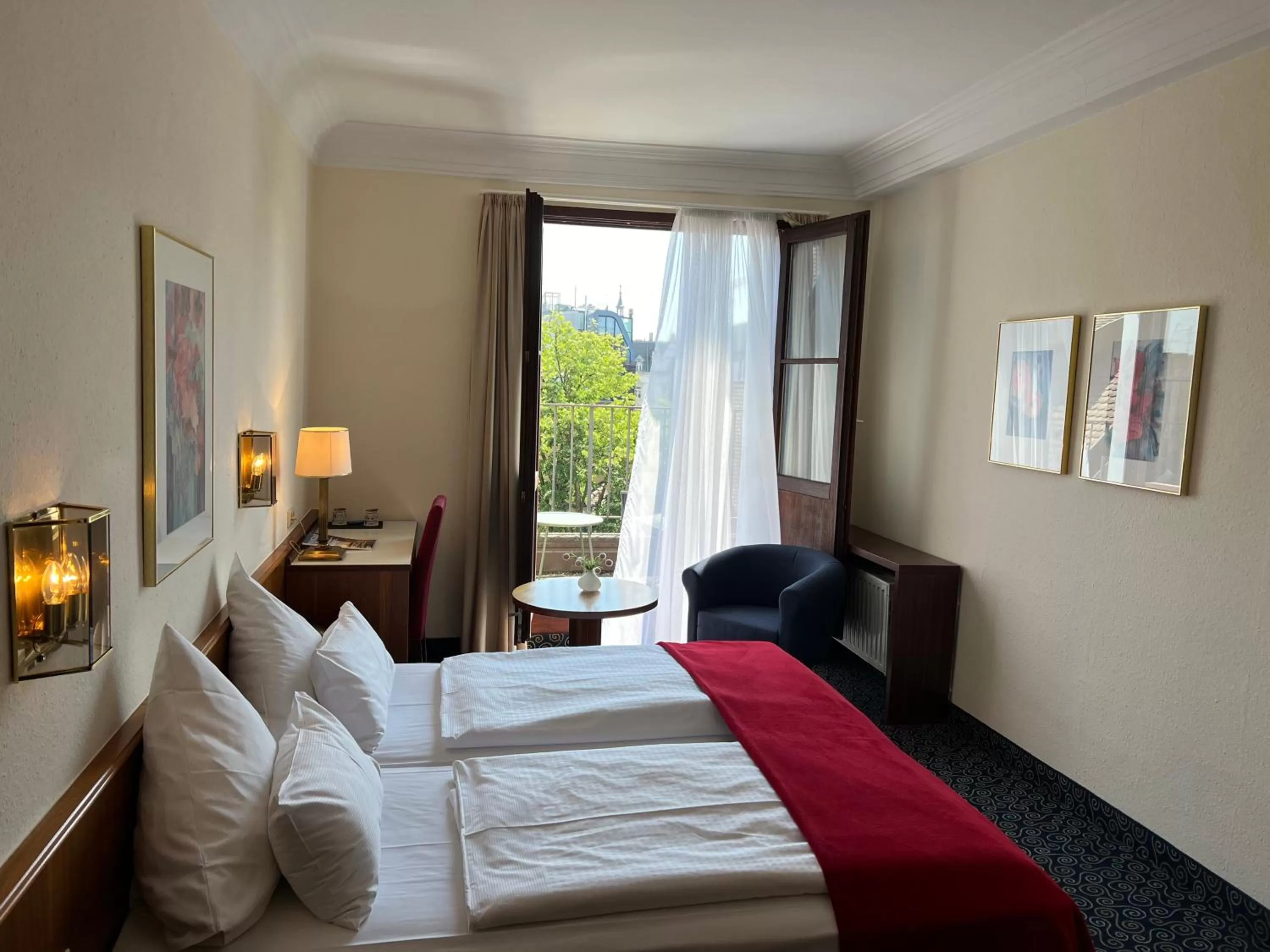 Photo of the whole room, Bed in Stadthotel