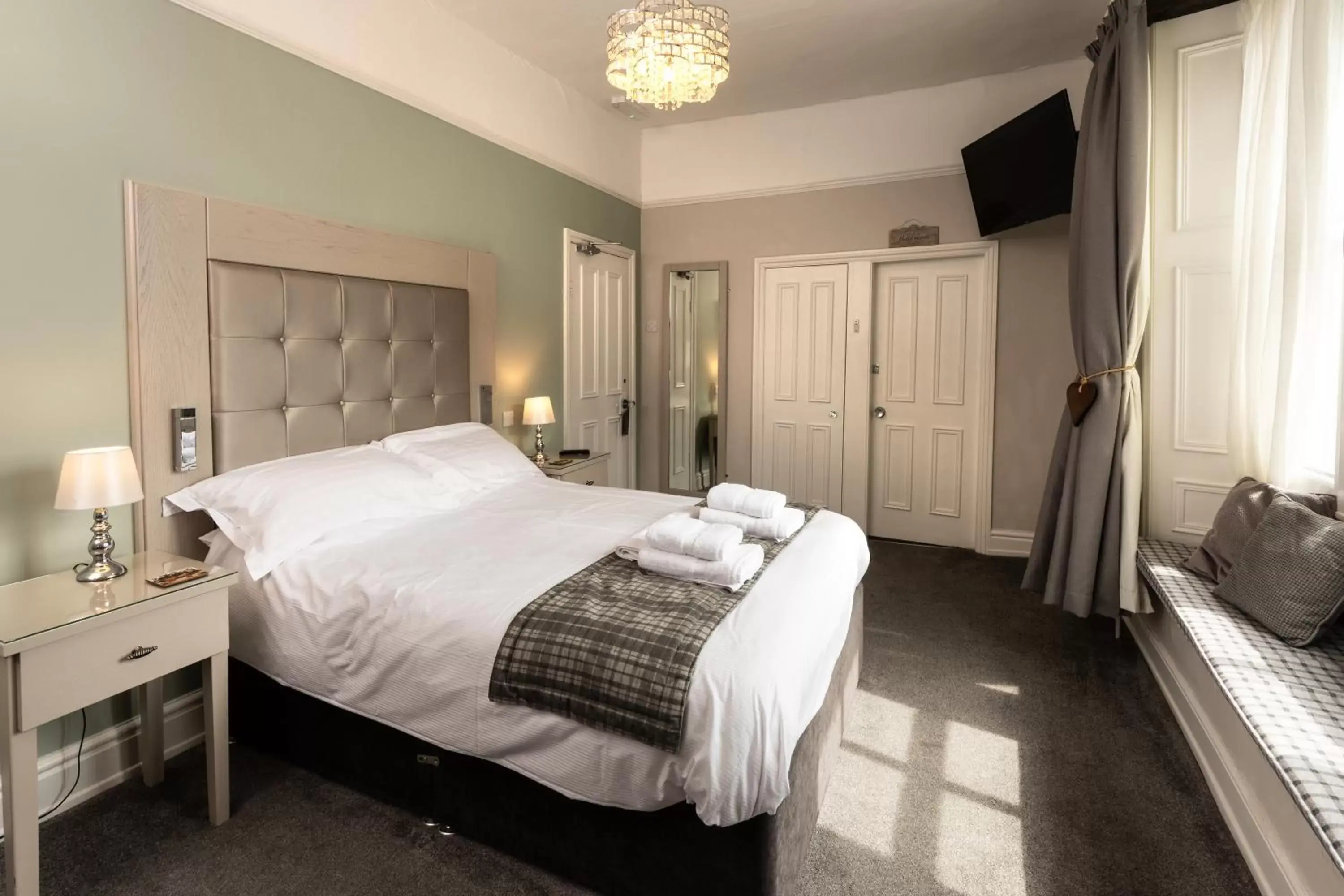 Deluxe Quadruple Room in Maypole Inn