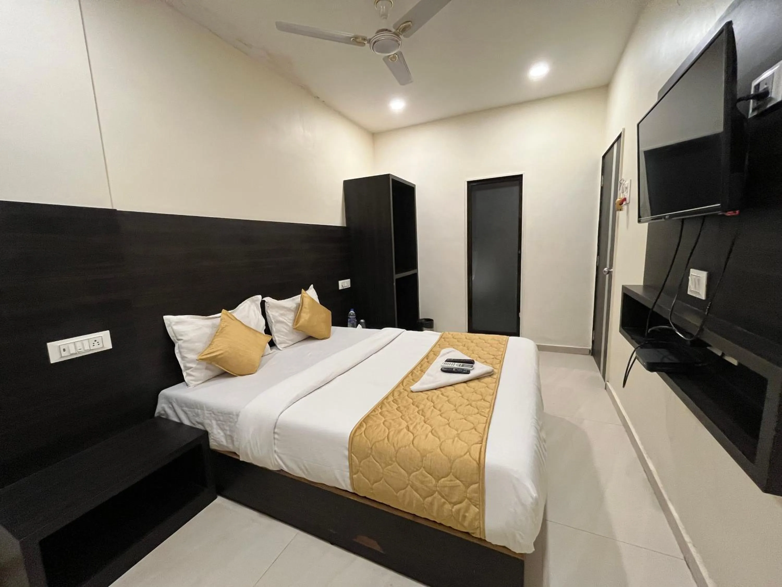 Bed in Wind Flower Regency - Near Kokilaben Hospital