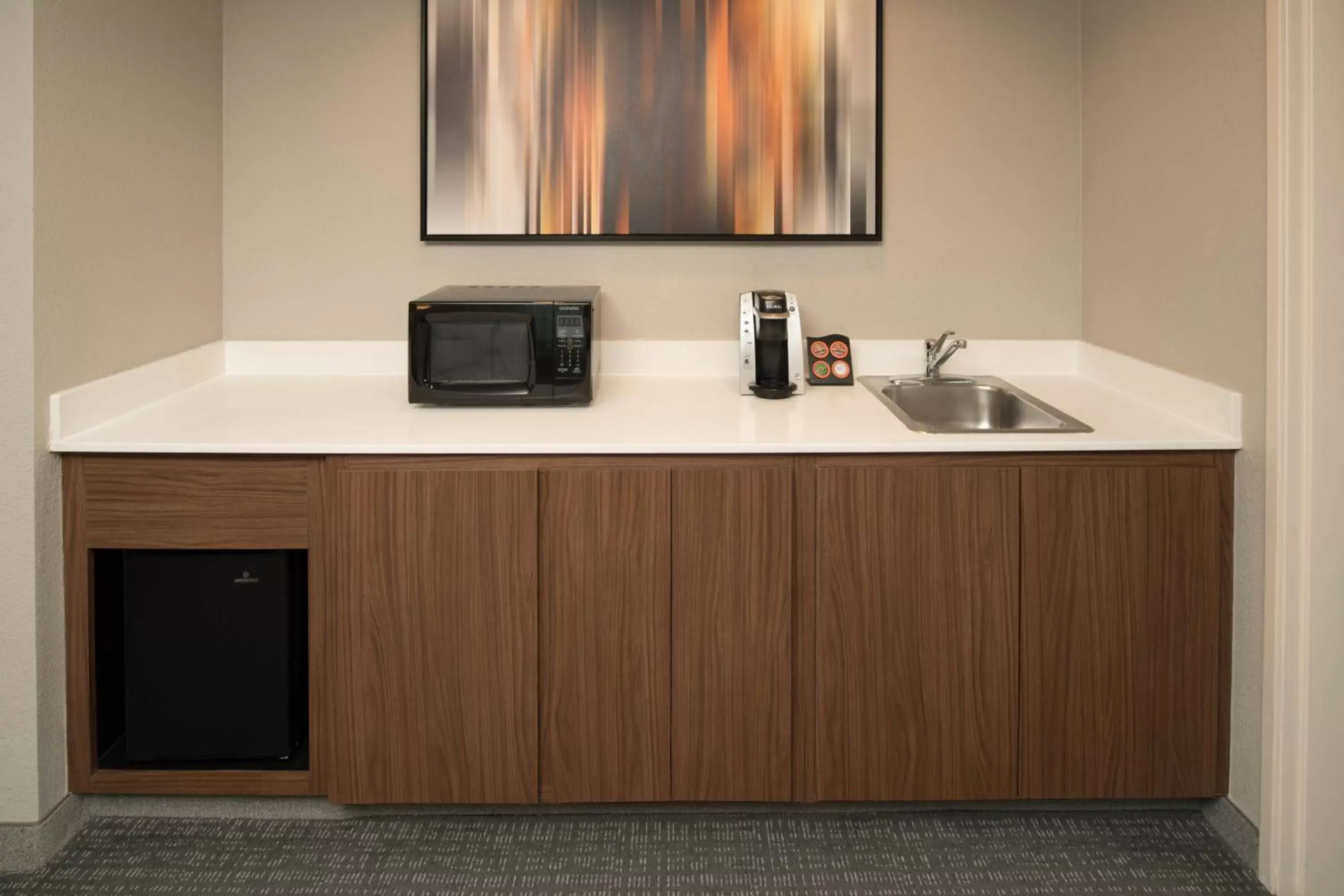 Photo of the whole room, Kitchen/Kitchenette in Courtyard by Marriott Portland North