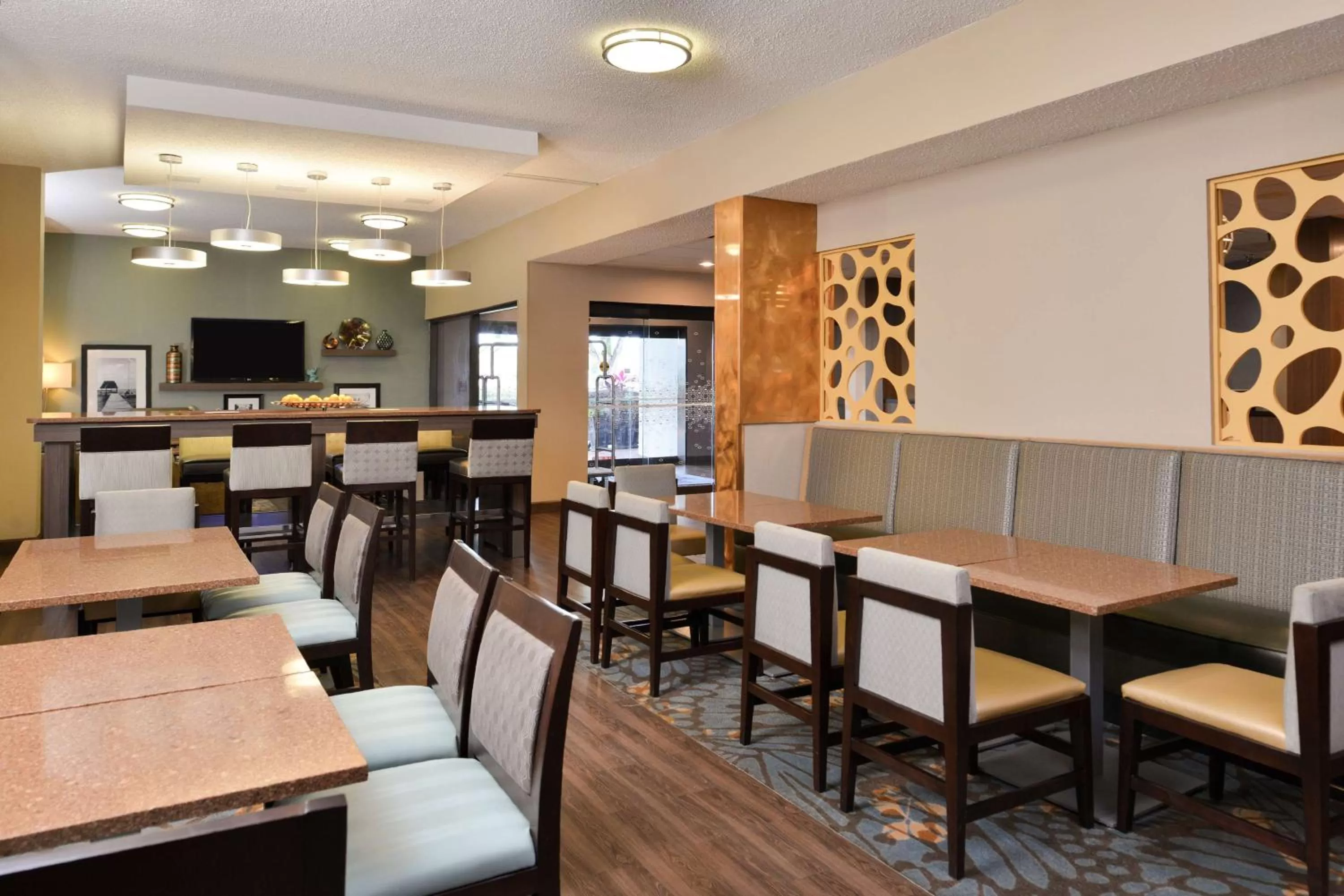 Dining area in Hampton Inn Closest to Universal Orlando