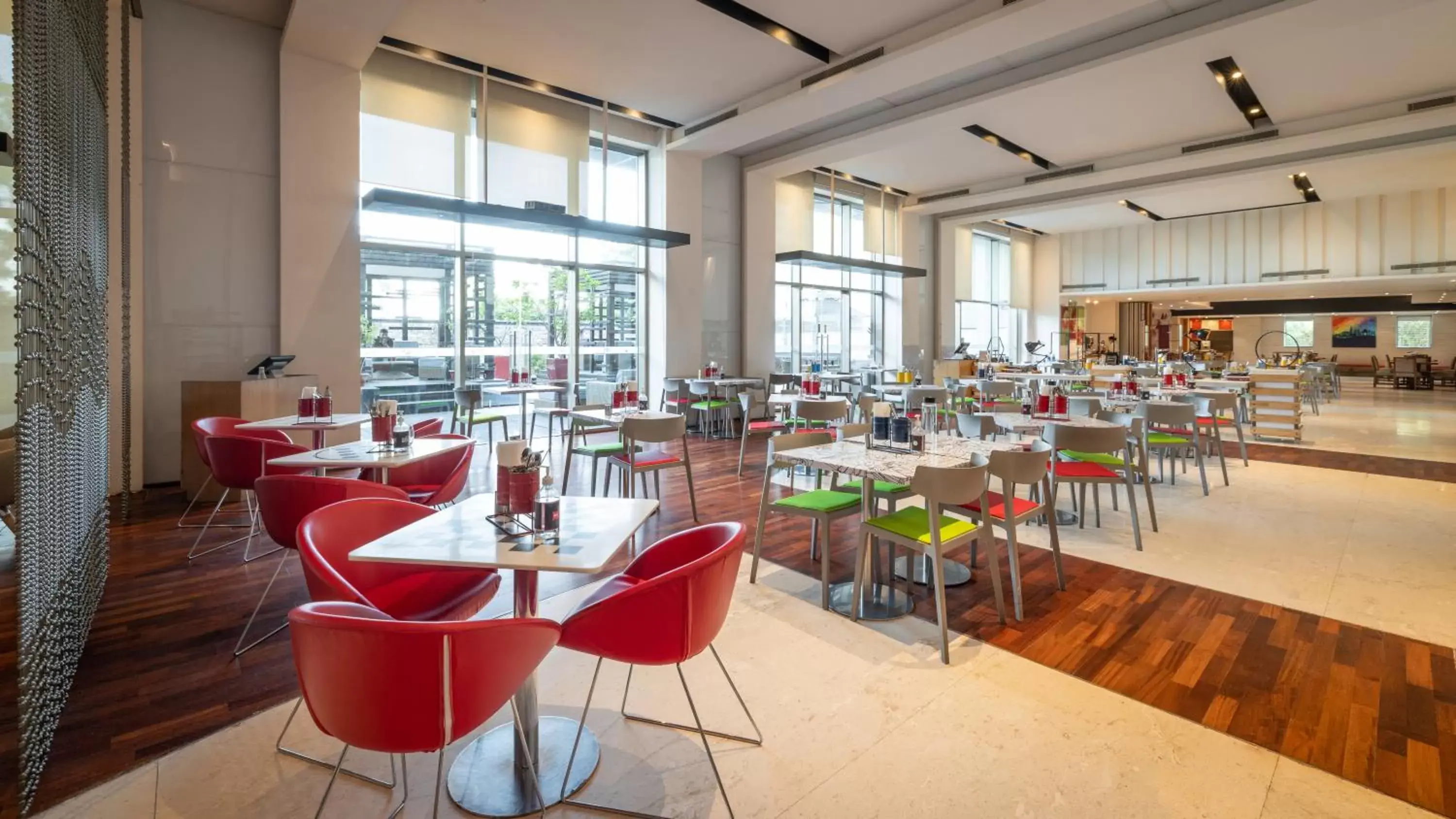 Restaurant/Places to Eat in ibis New Delhi Aerocity - An AccorHotels Brand