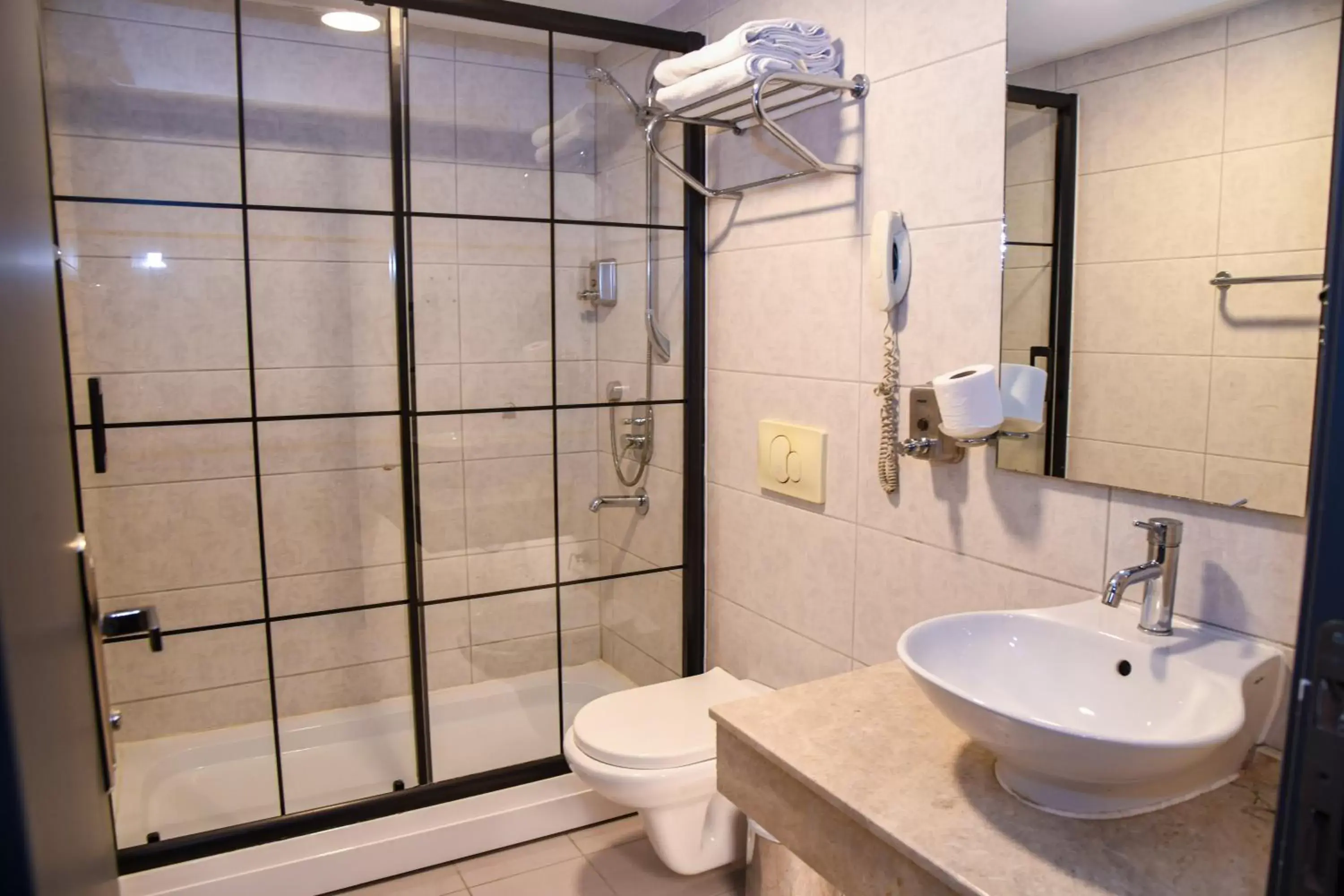 Shower, Bathroom in Grand S Hotel
