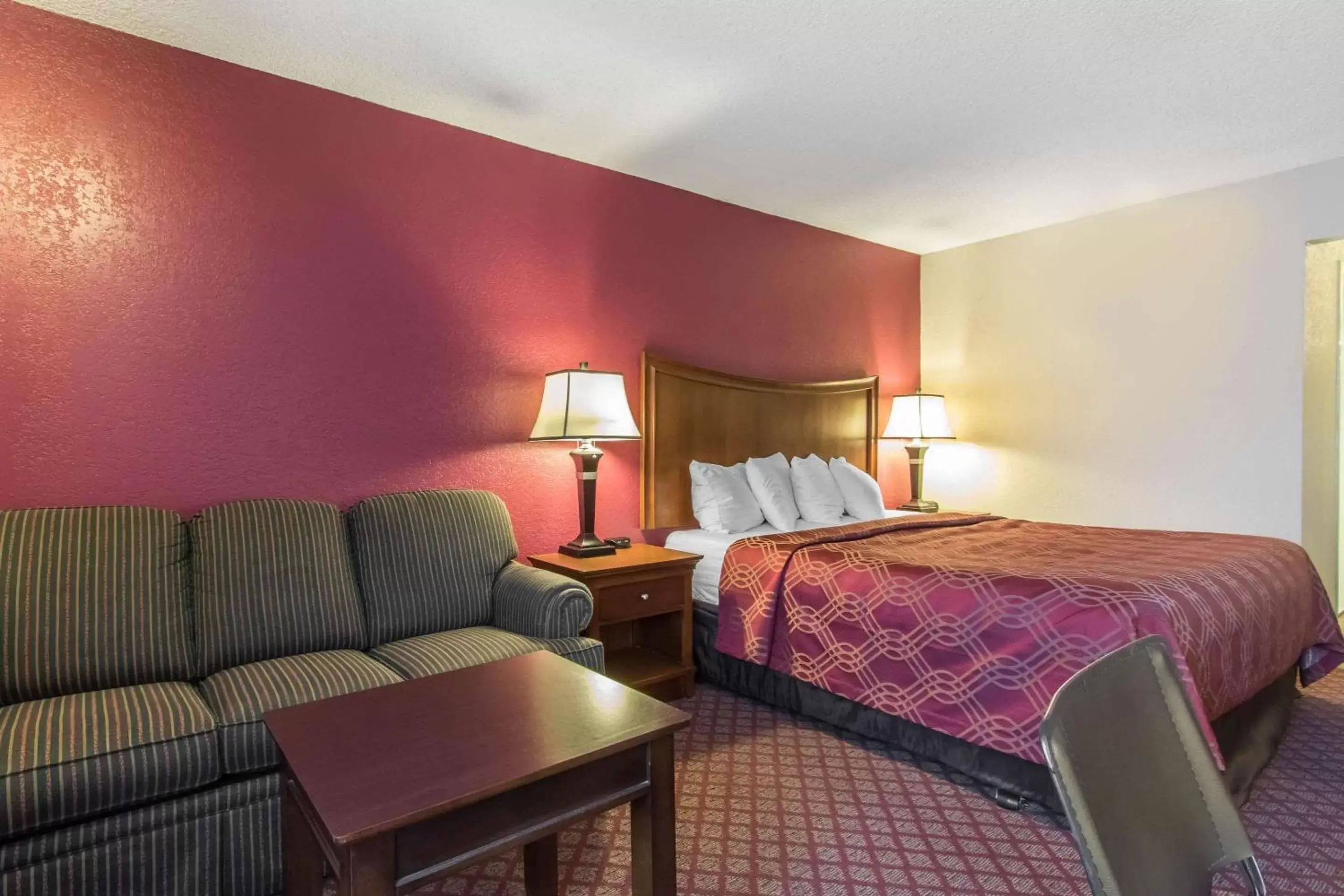 Photo of the whole room, Bed in Econo Lodge Inn & Suites Joplin