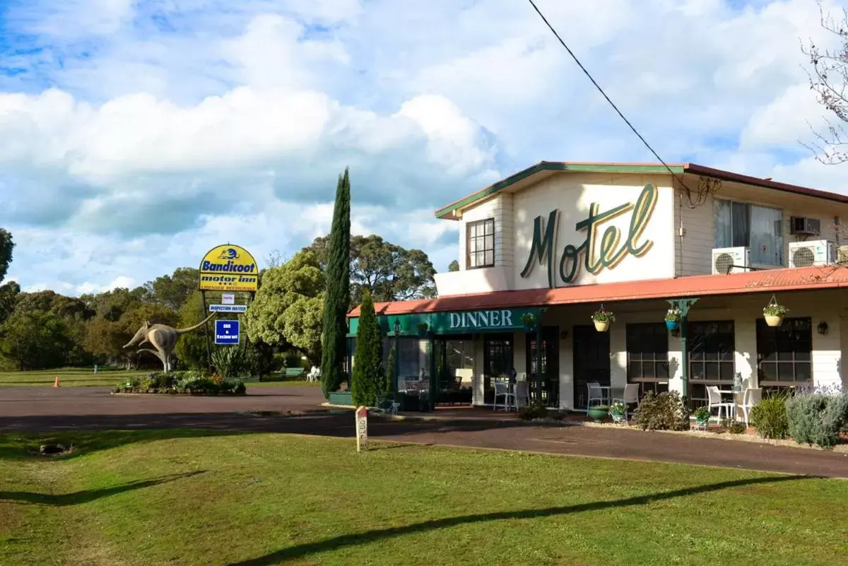 Property building, Garden in Bandicoot Motor Inn Hamilton