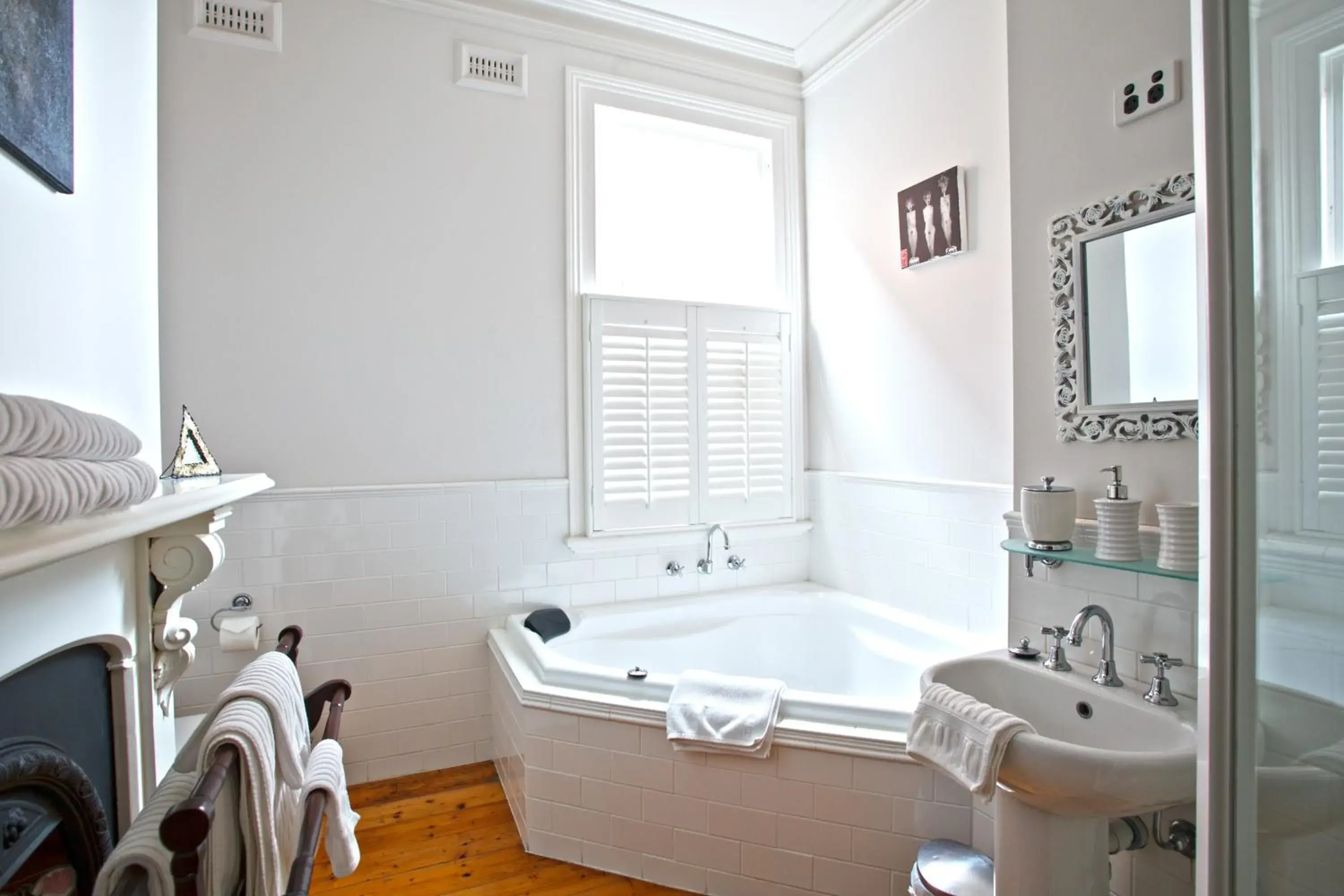 Day, Bathroom in Captains Retreat Apartments and Cottages