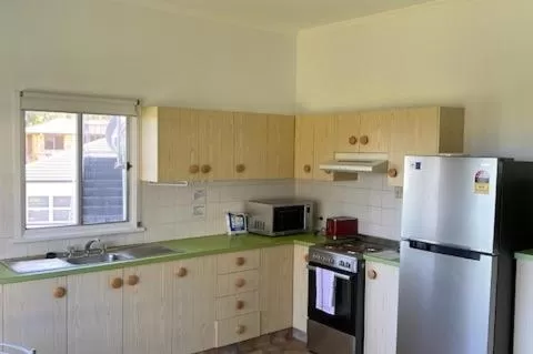 Kitchen or kitchenette in Leisure-Lee Holiday Apartments