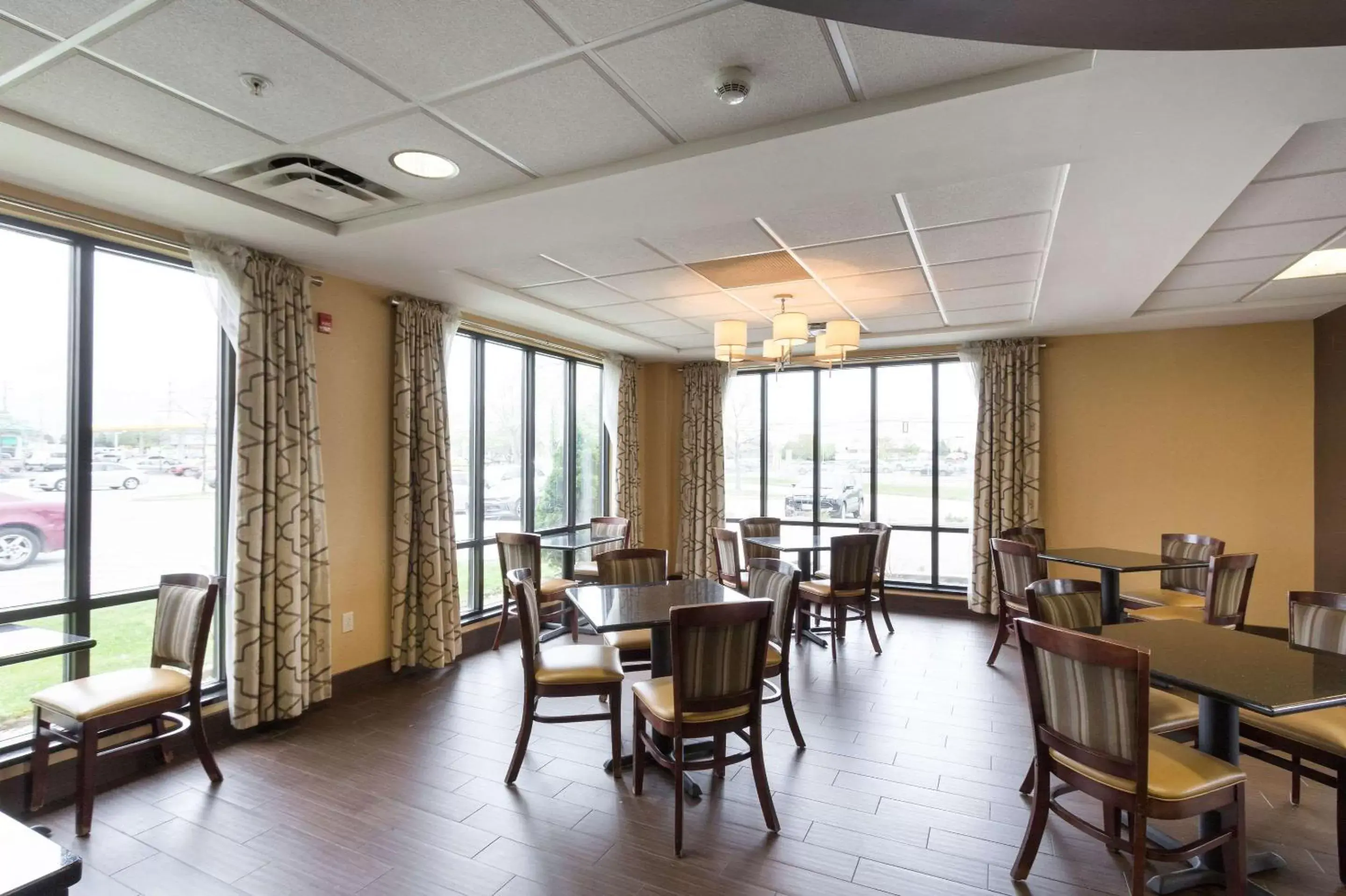 Restaurant/Places to Eat in Clarion Hotel Beachwood-Cleveland