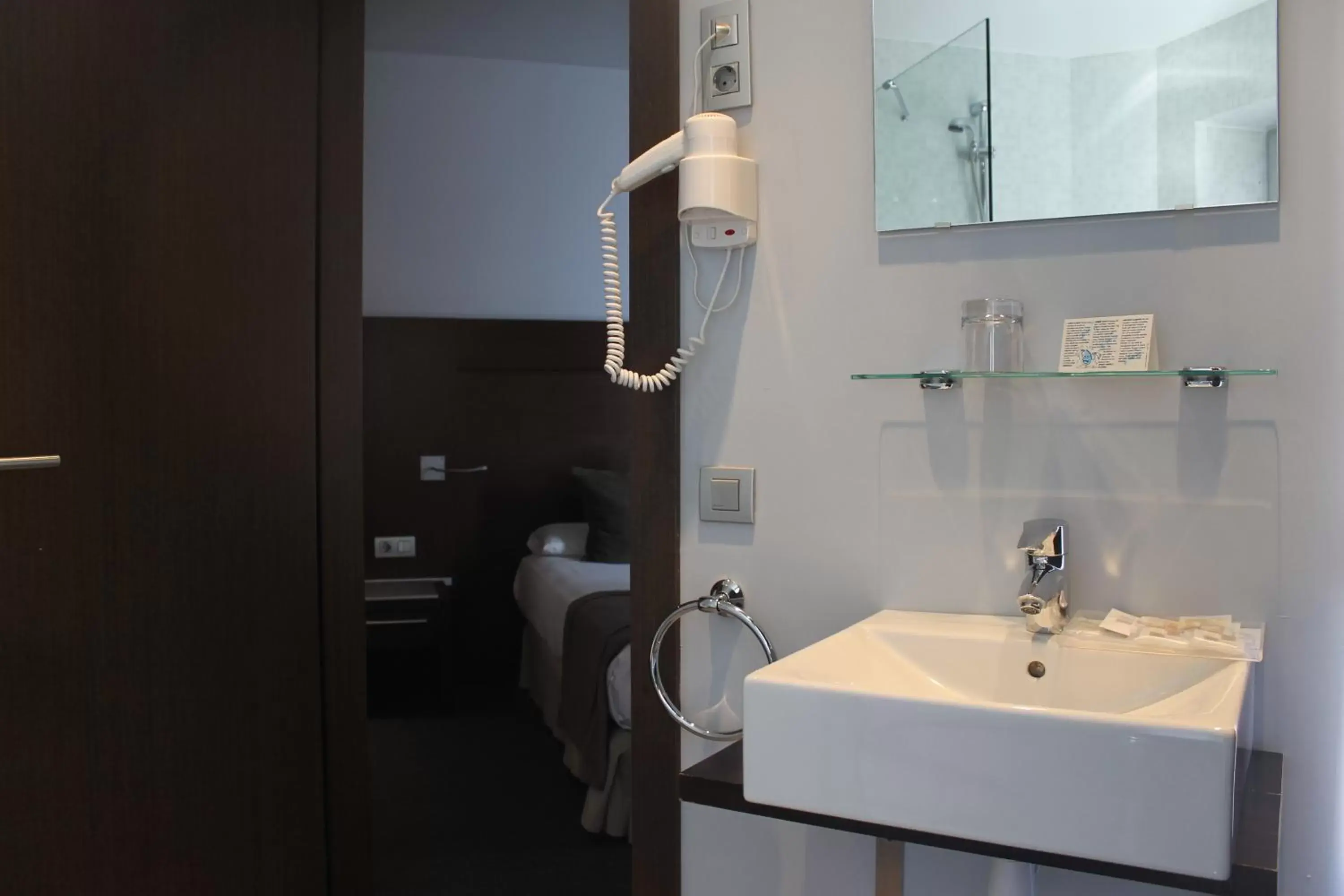 Shower, Bathroom in Hotel Madanis Liceo