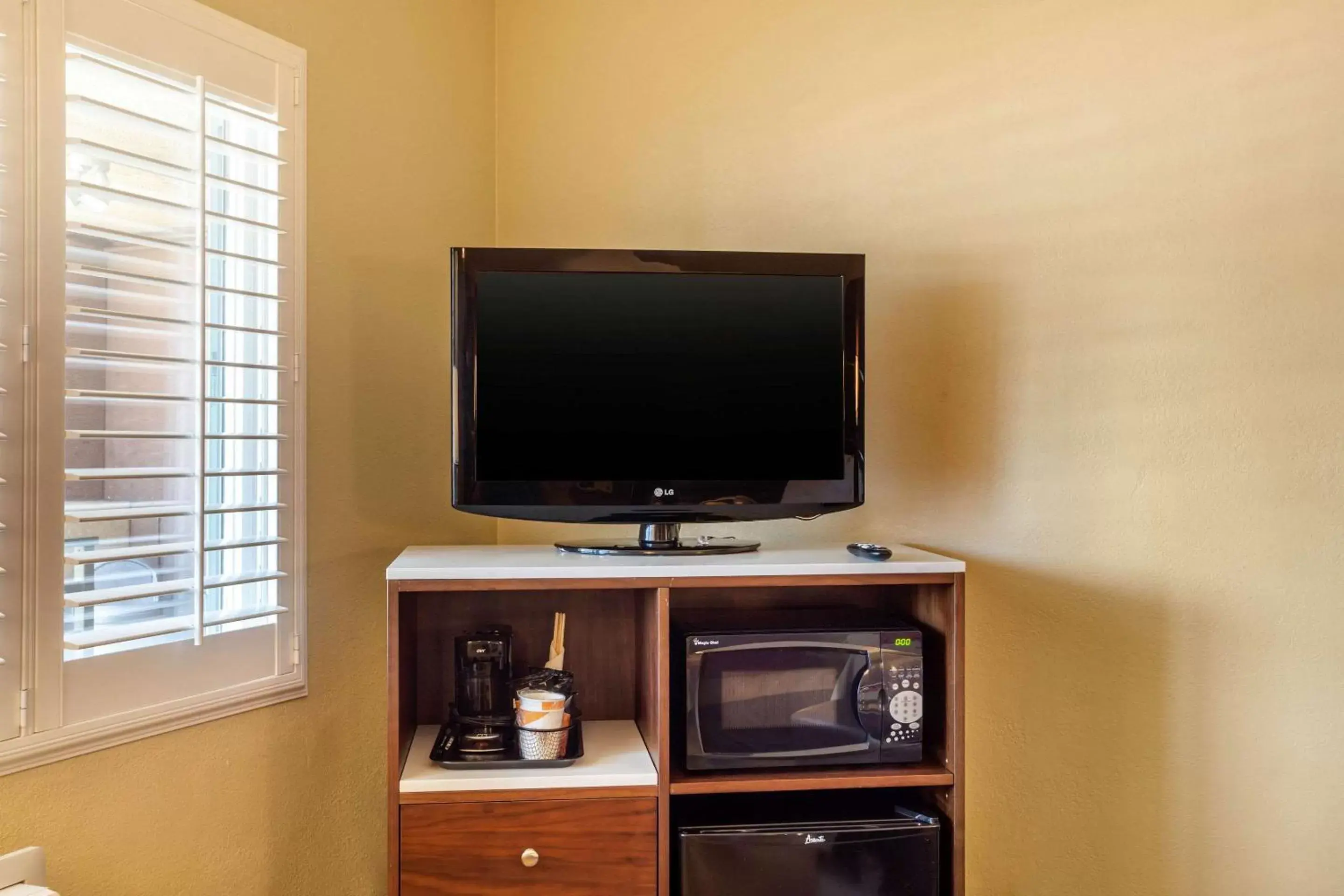 Photo of the whole room, TV/Entertainment Center in Comfort Inn San Diego Airport At The Harbor