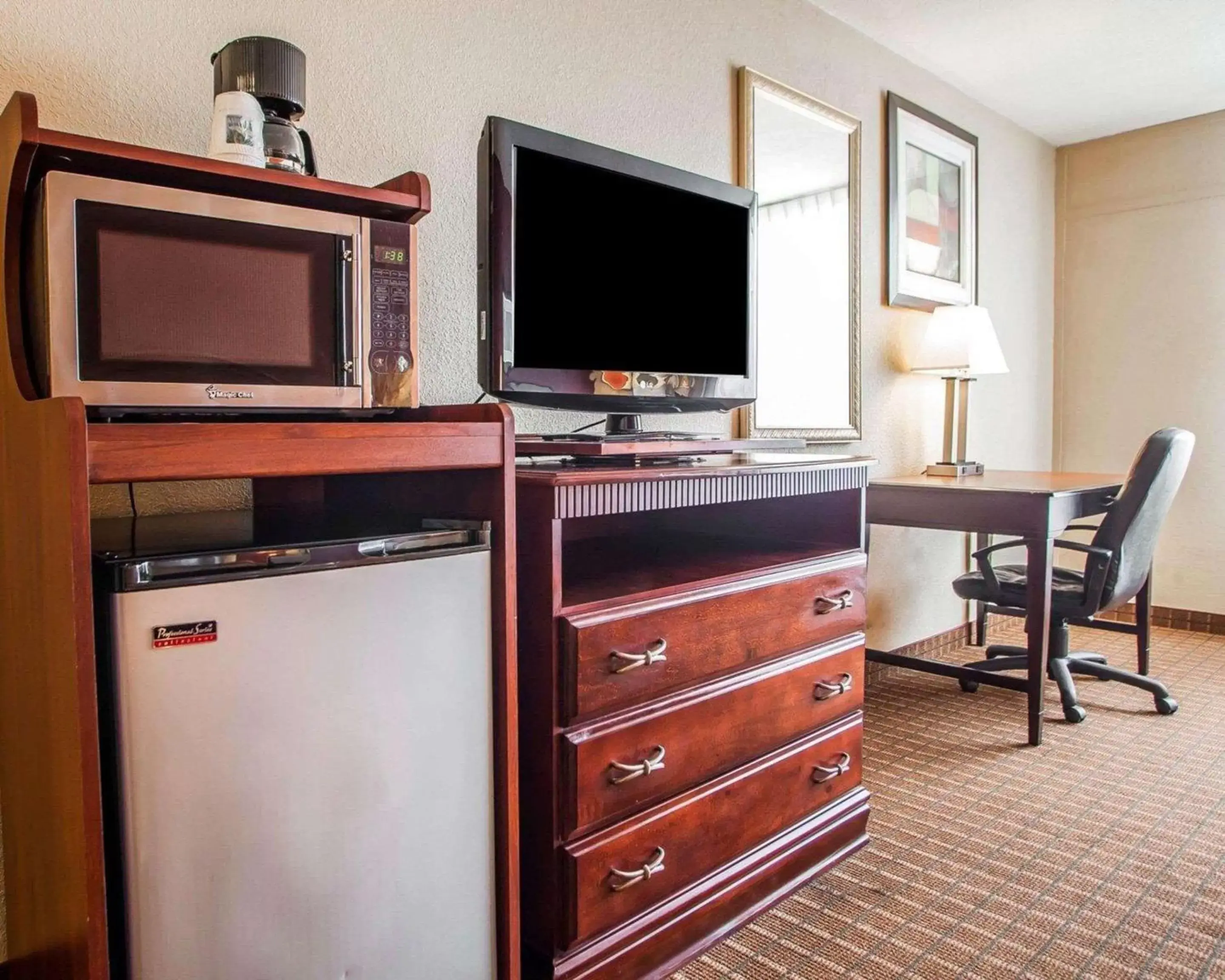 Photo of the whole room, TV/Entertainment Center in Quality Inn Fort Dodge