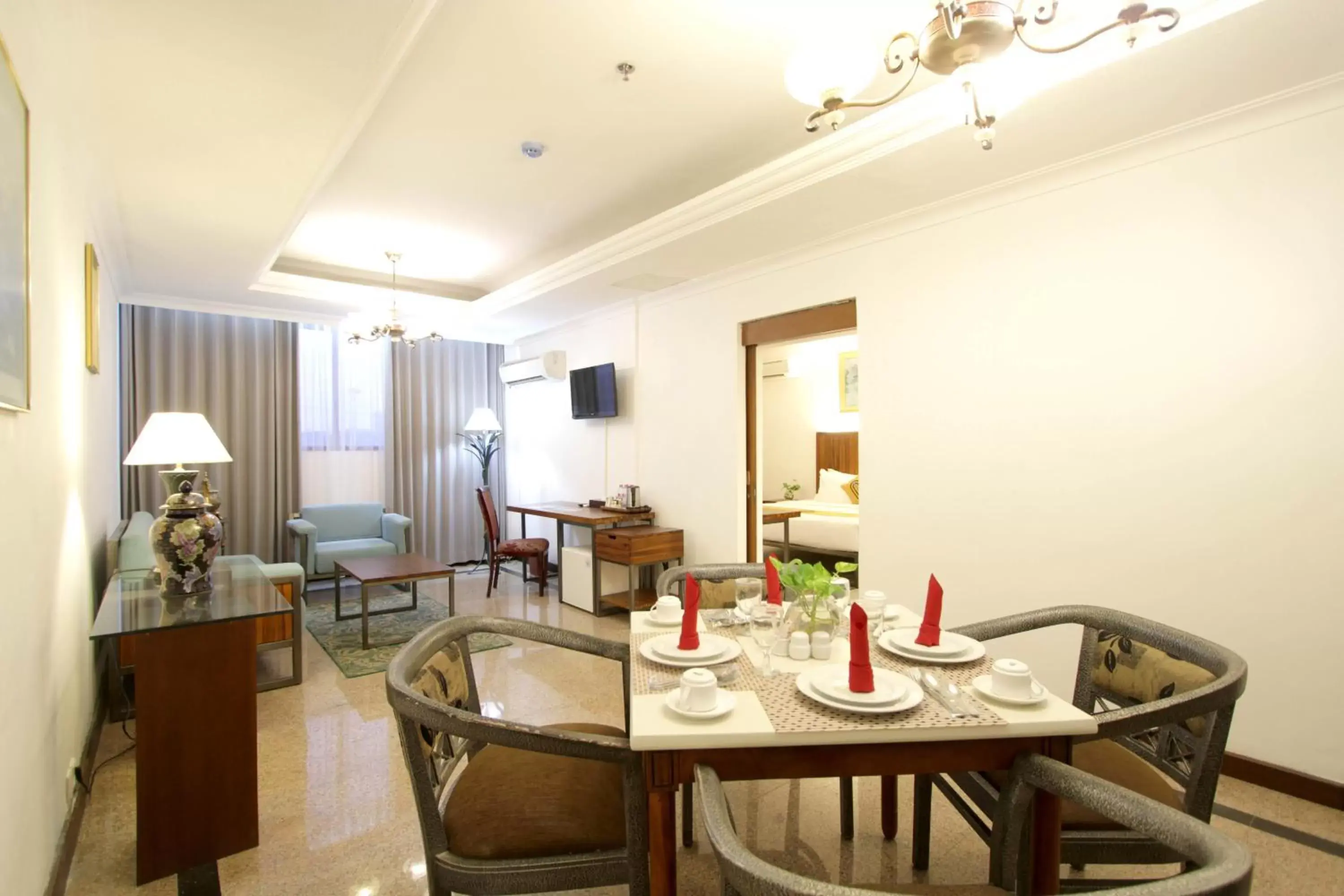 Dining area, Restaurant/Places to Eat in Metro Park View Hotel Kota Lama Semarang