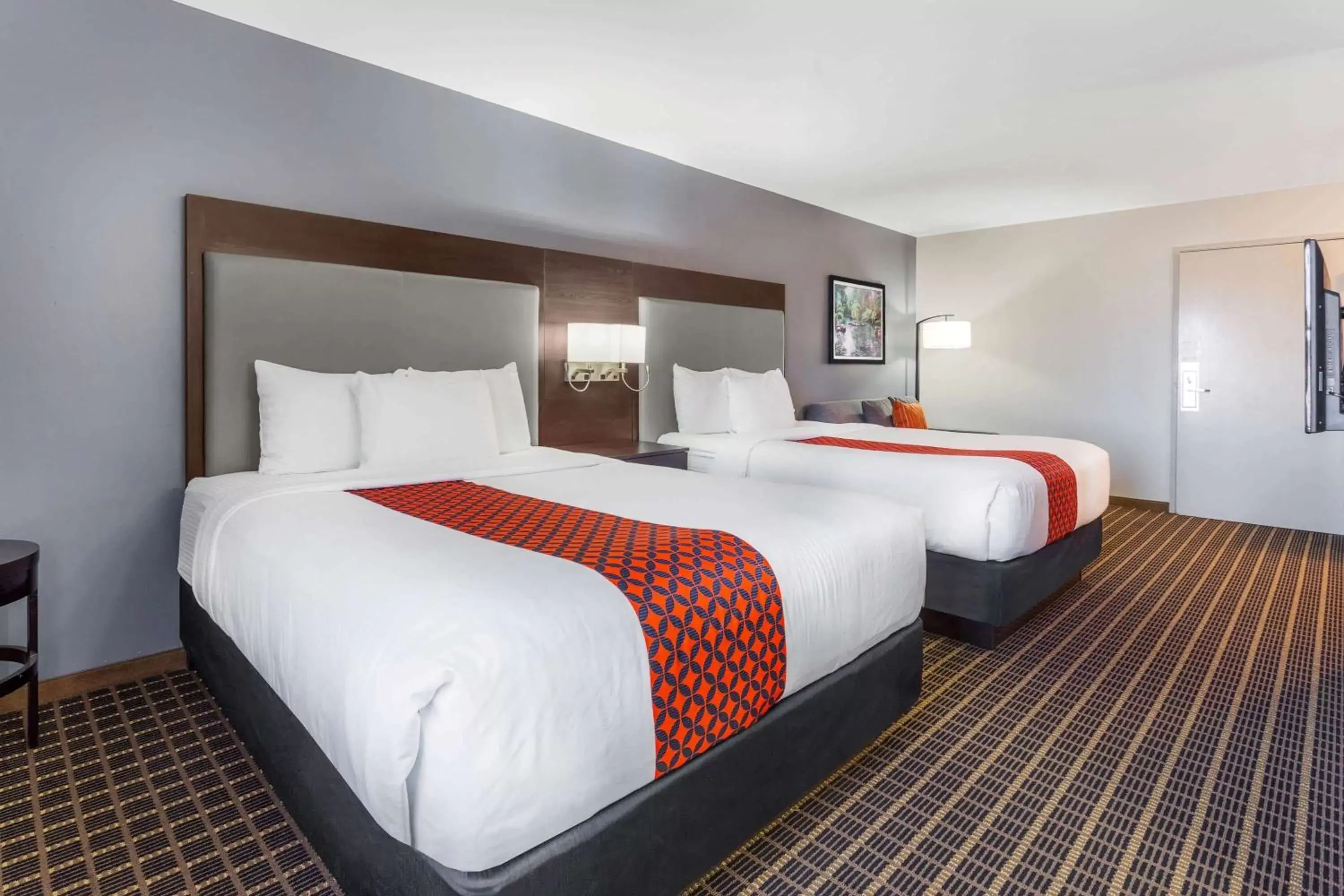 Queen Room with Two Queen Beds in La Quinta by Wyndham Rockford Queen Room with Two Queen Beds in La Quinta by Wyndham Rockford