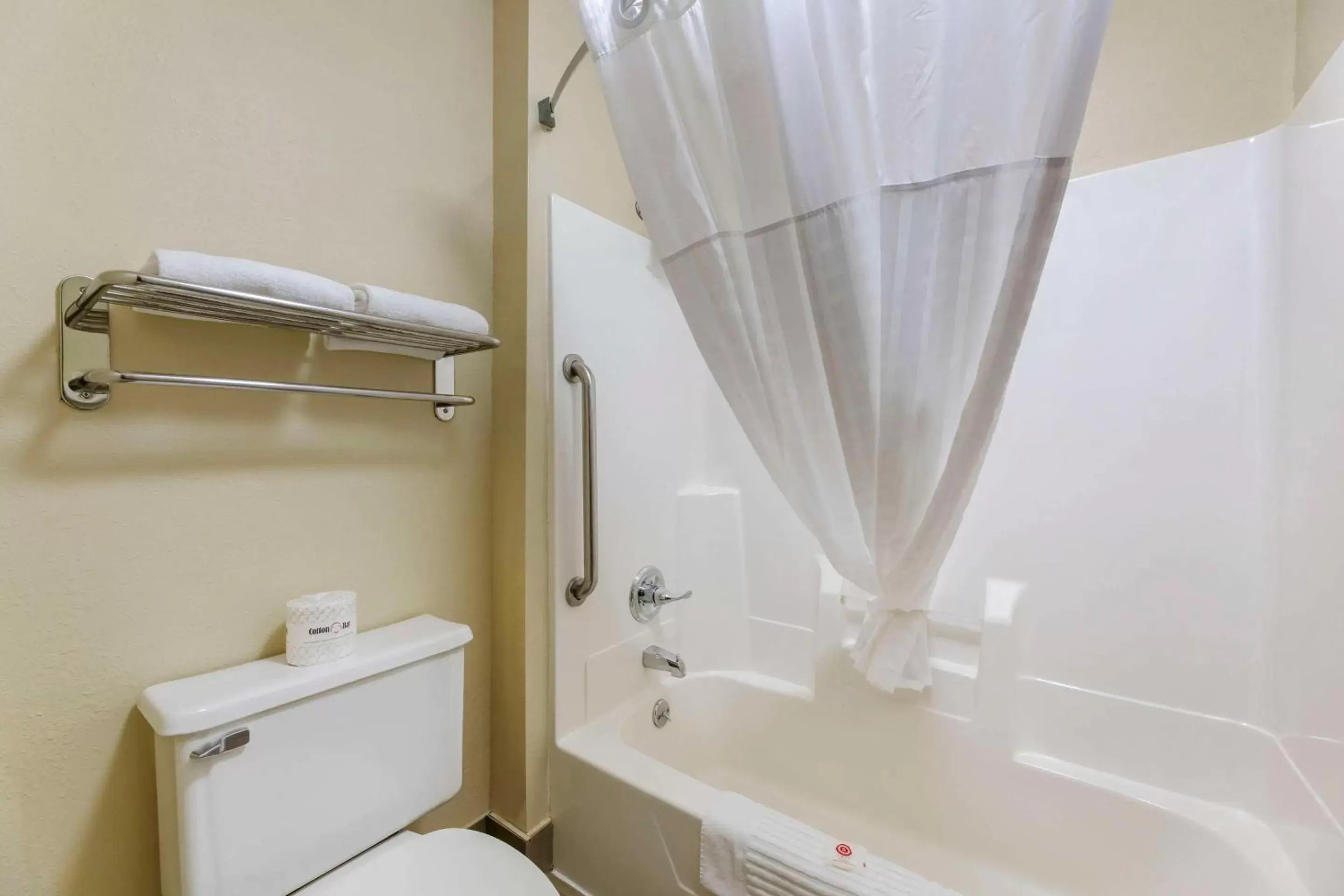 Bedroom in Comfort Inn Mount Vernon Downtown Bedroom in Comfort Inn Mount Vernon Downtown