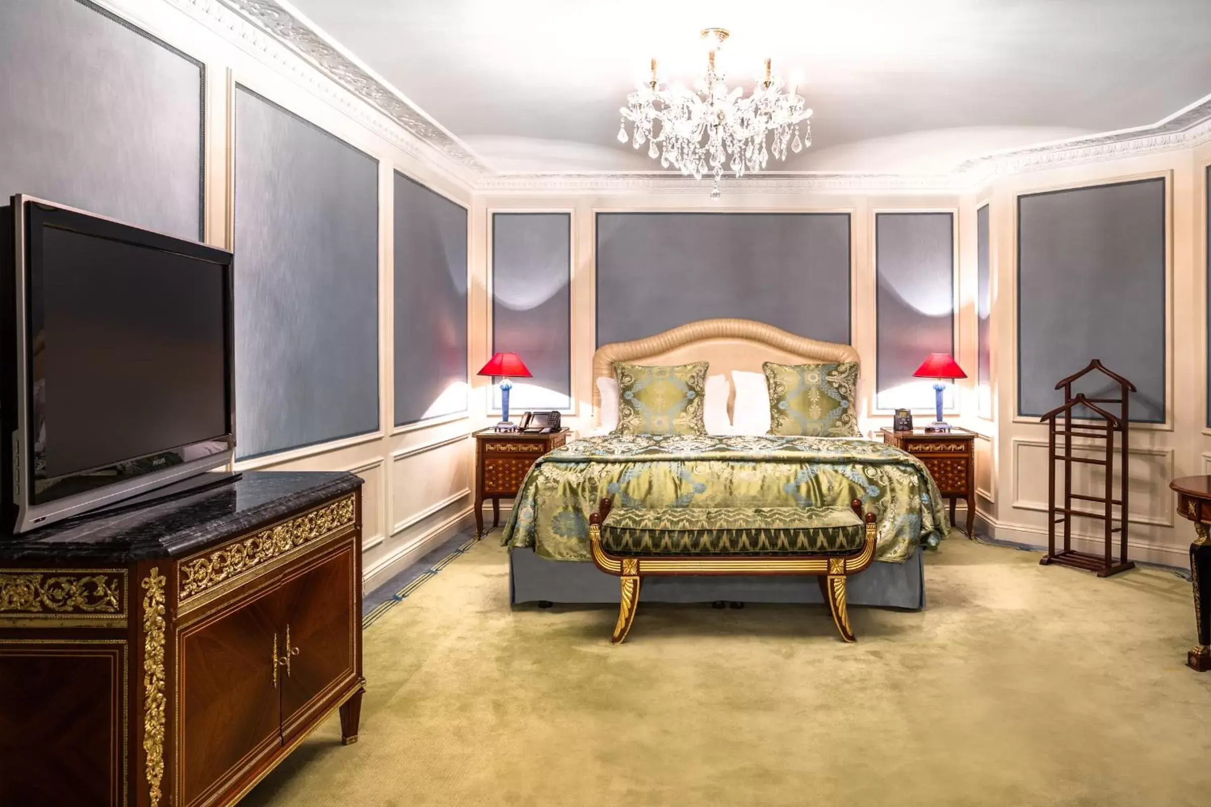 Ashburn Suite in Bentley London