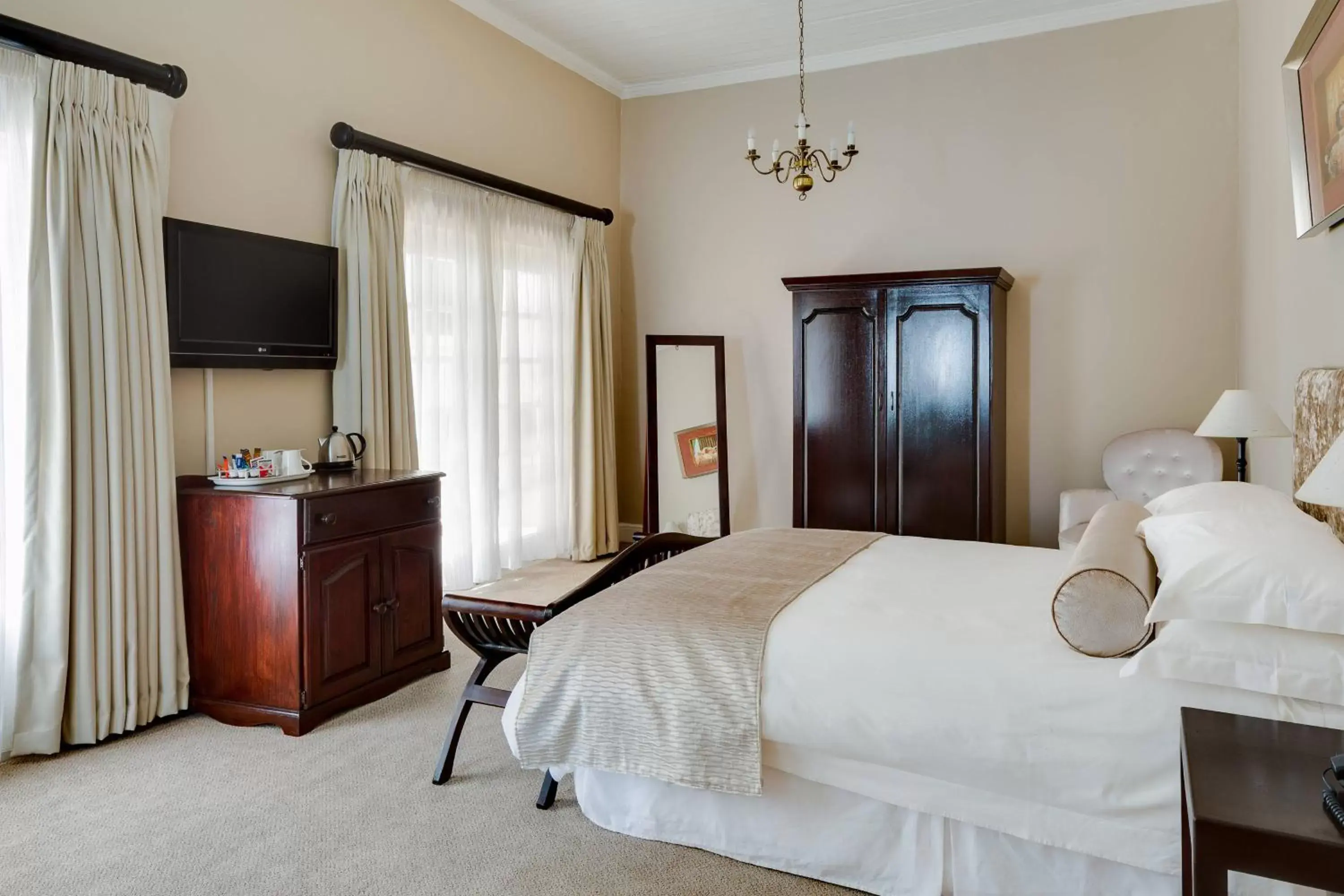 Photo of the whole room, Bed in Protea Hotel by Marriott Dorpshuis & Spa Stellenbosch