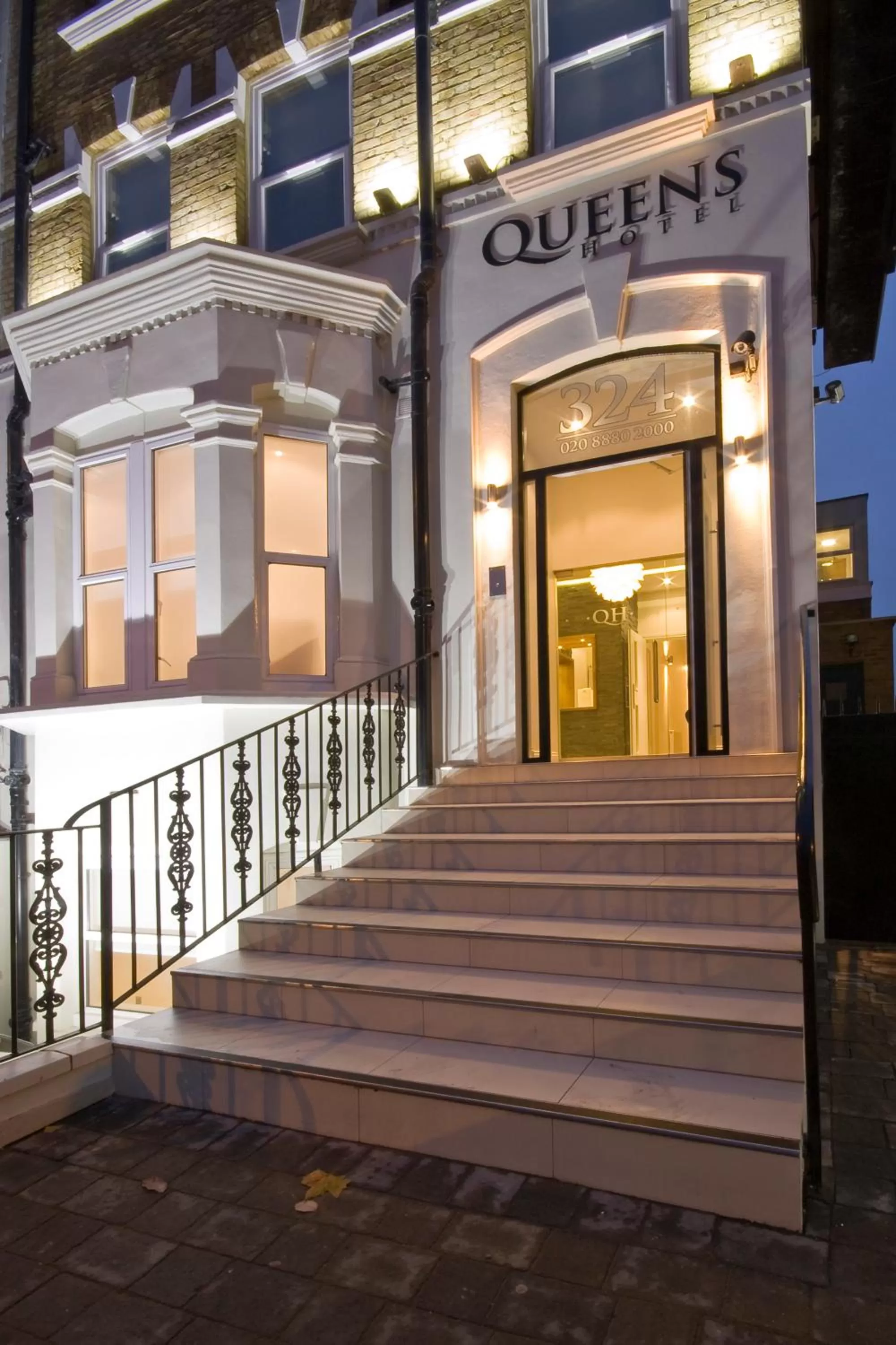 Facade/entrance in Queens Hotel