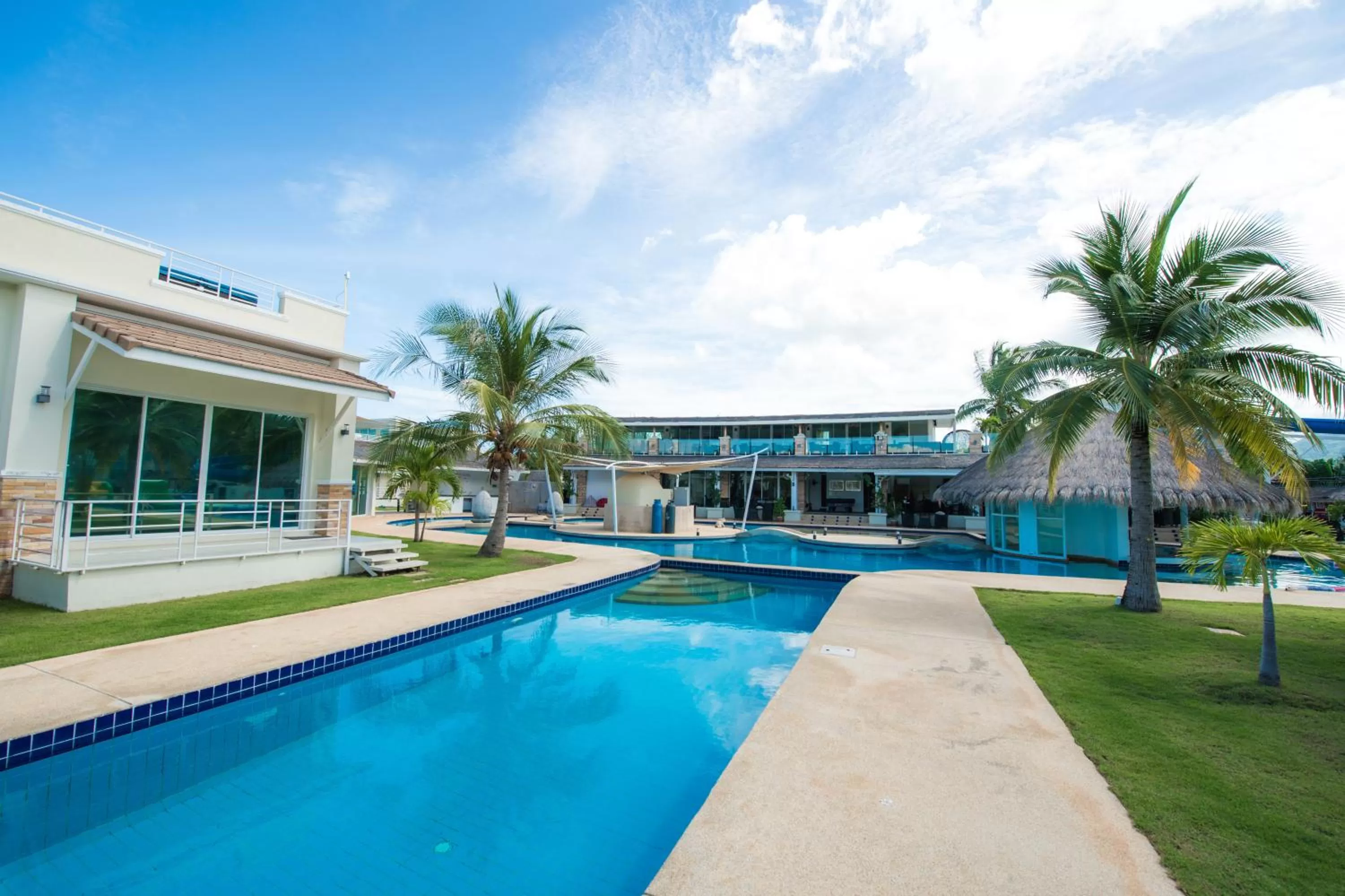 Property building in Oriental Beach Pearl Resort