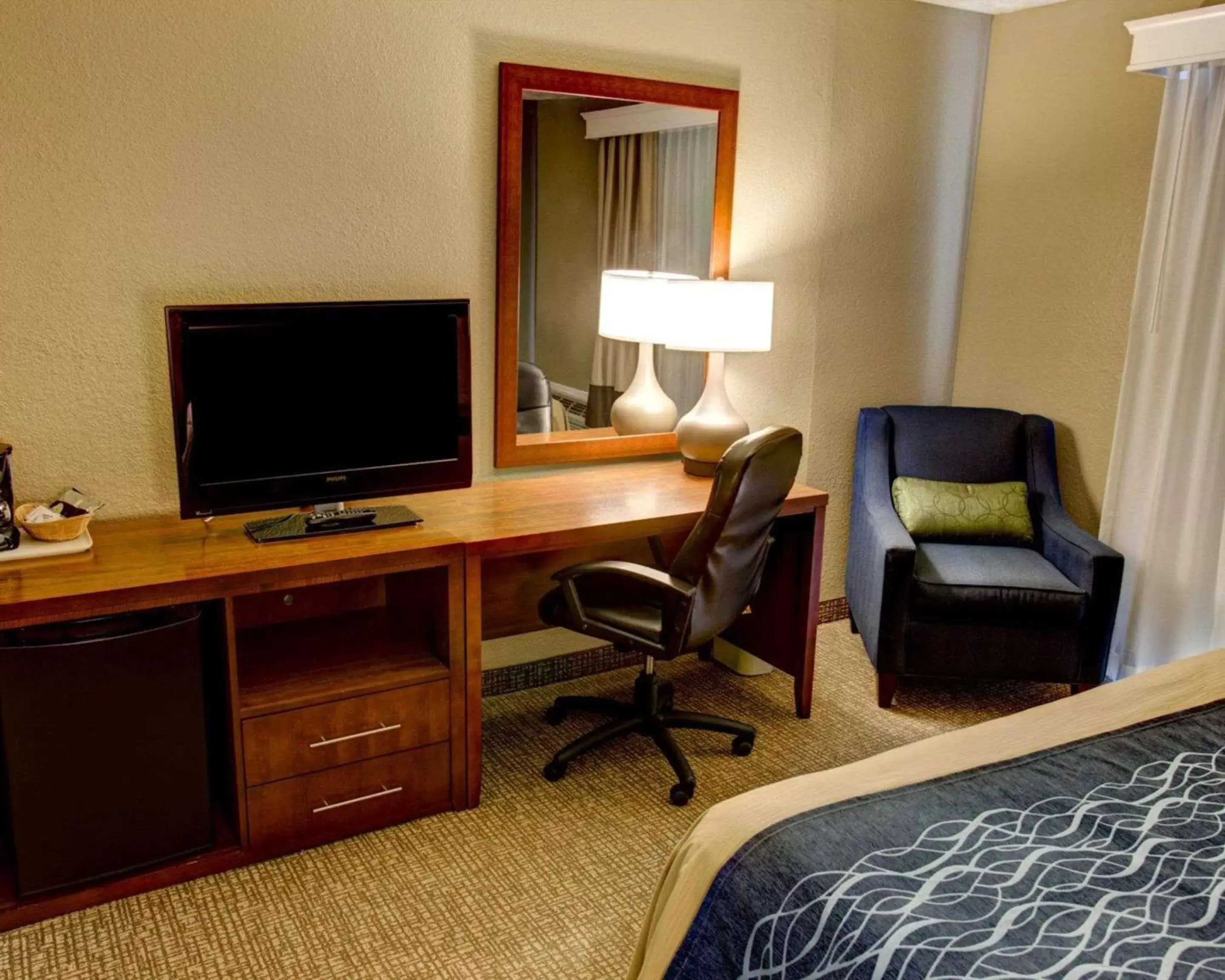 Photo of the whole room, TV/Entertainment Center in Comfort Inn Conference Center Pittsburgh