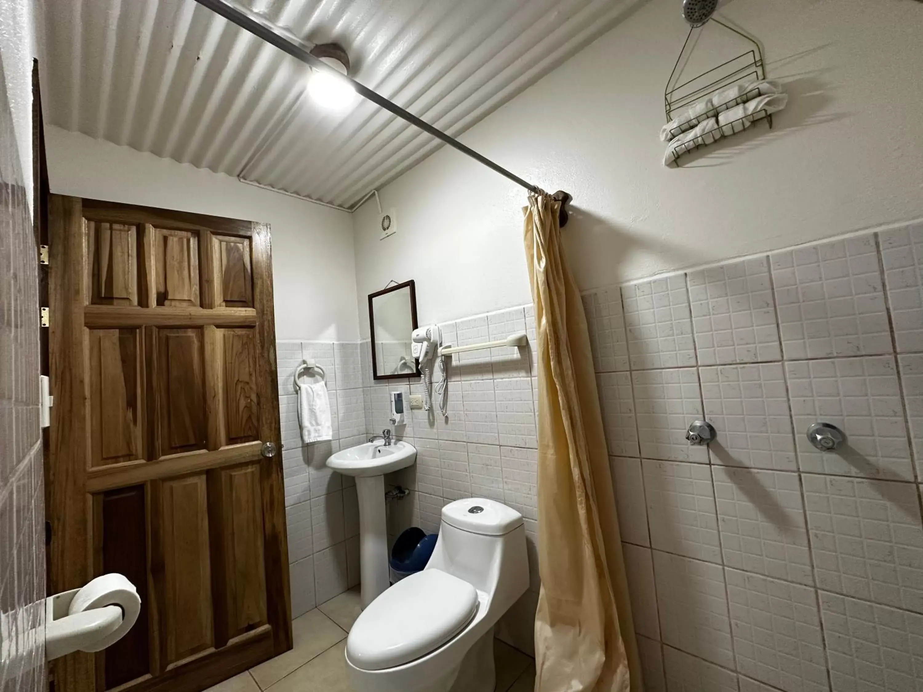 Bathroom in Loma Real Hot Springs Bed & Breakfast