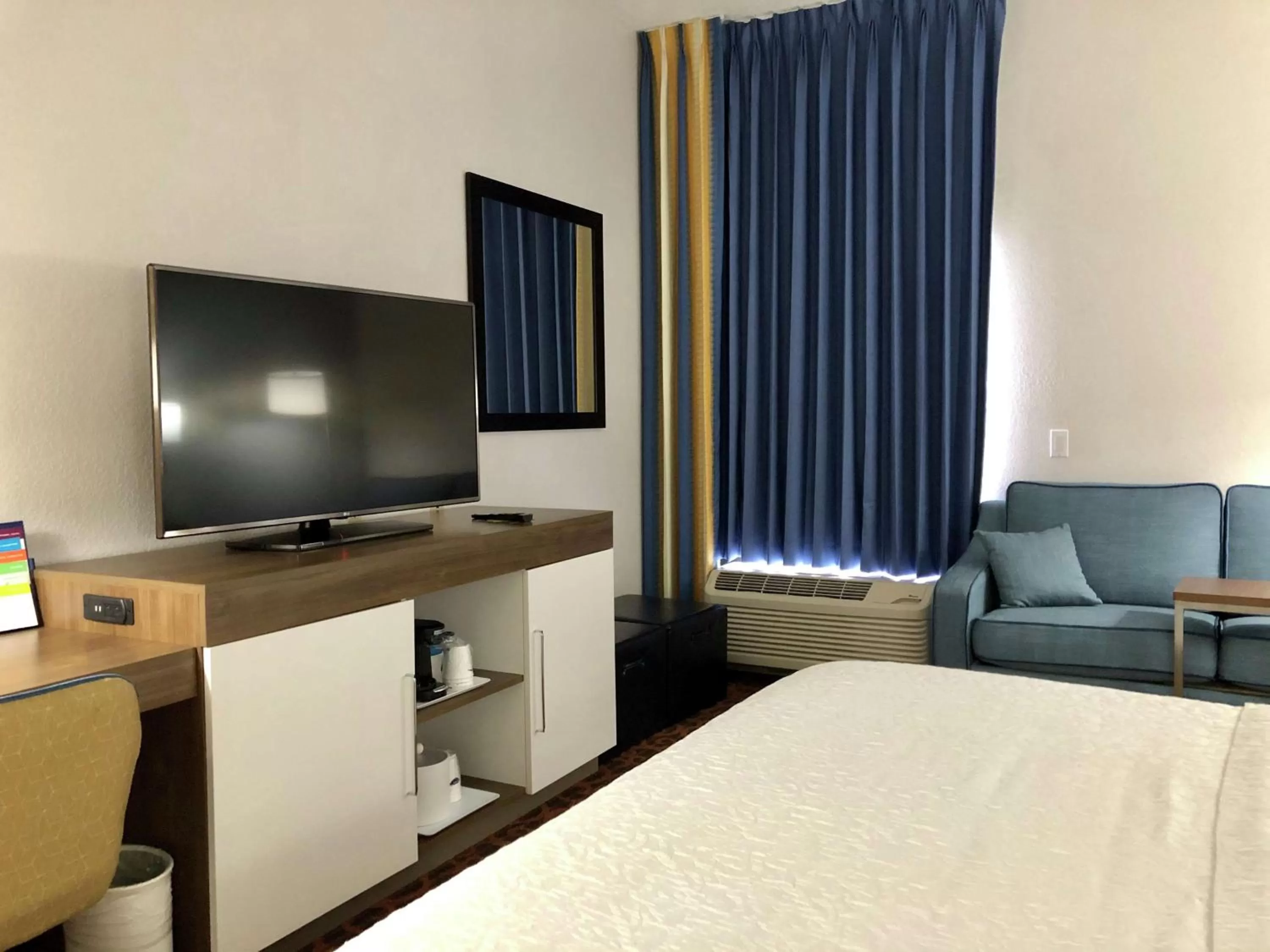 Bedroom, Bed in Hampton Inn by Hilton Spring Hill