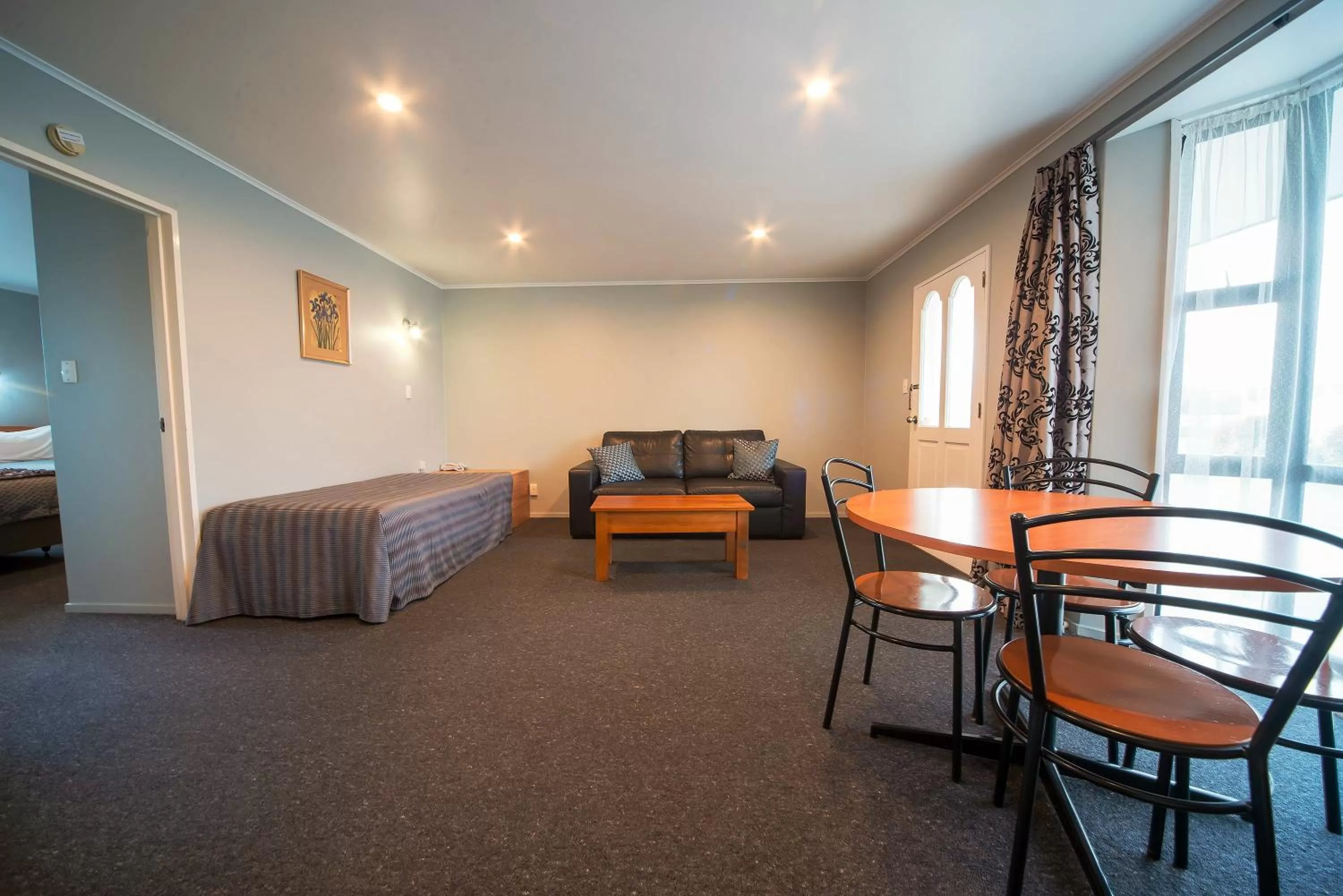 Living room, Bed in Coronation Park Motels