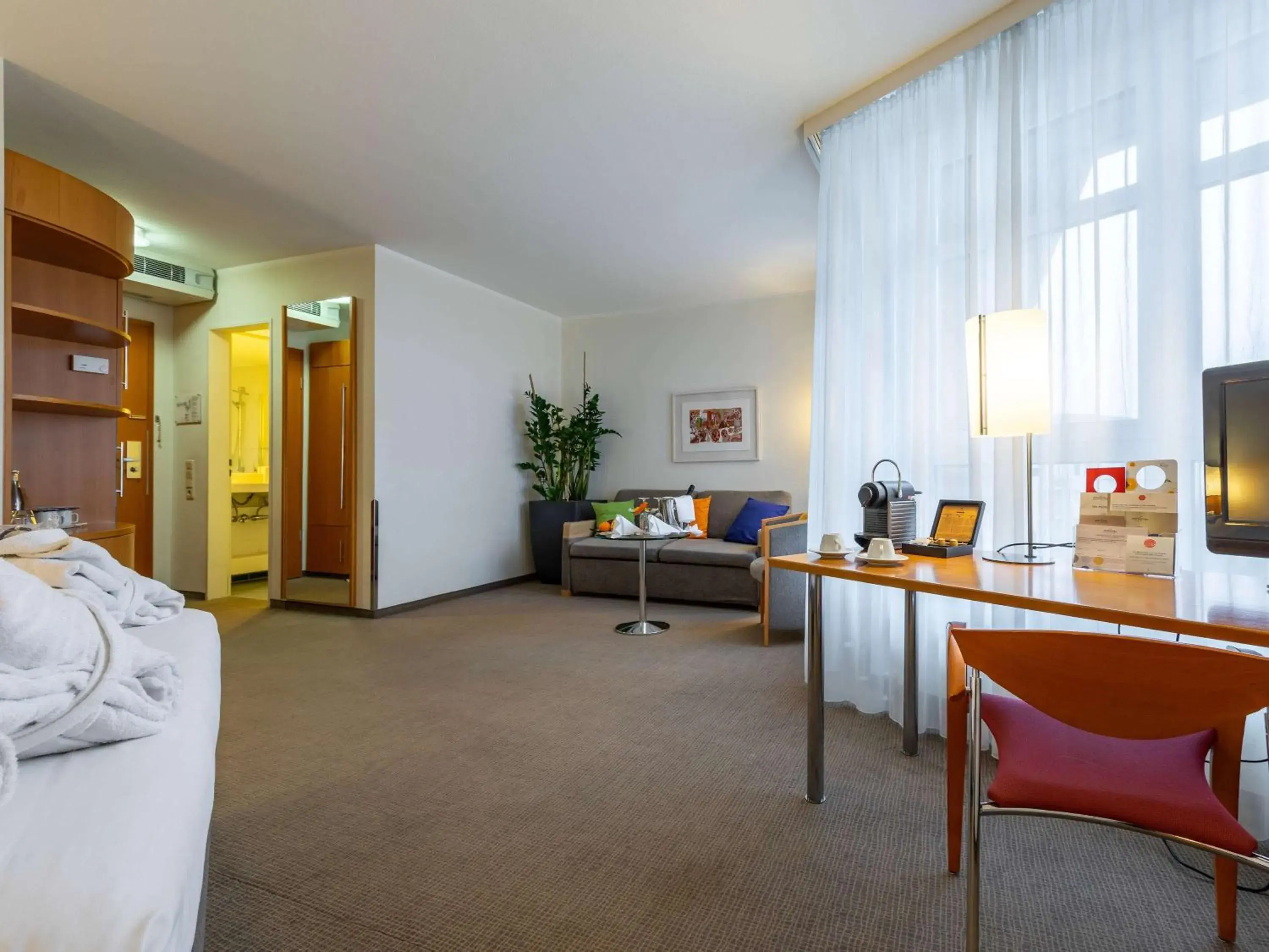 Photo of the whole room, Seating Area in Novotel Mainz