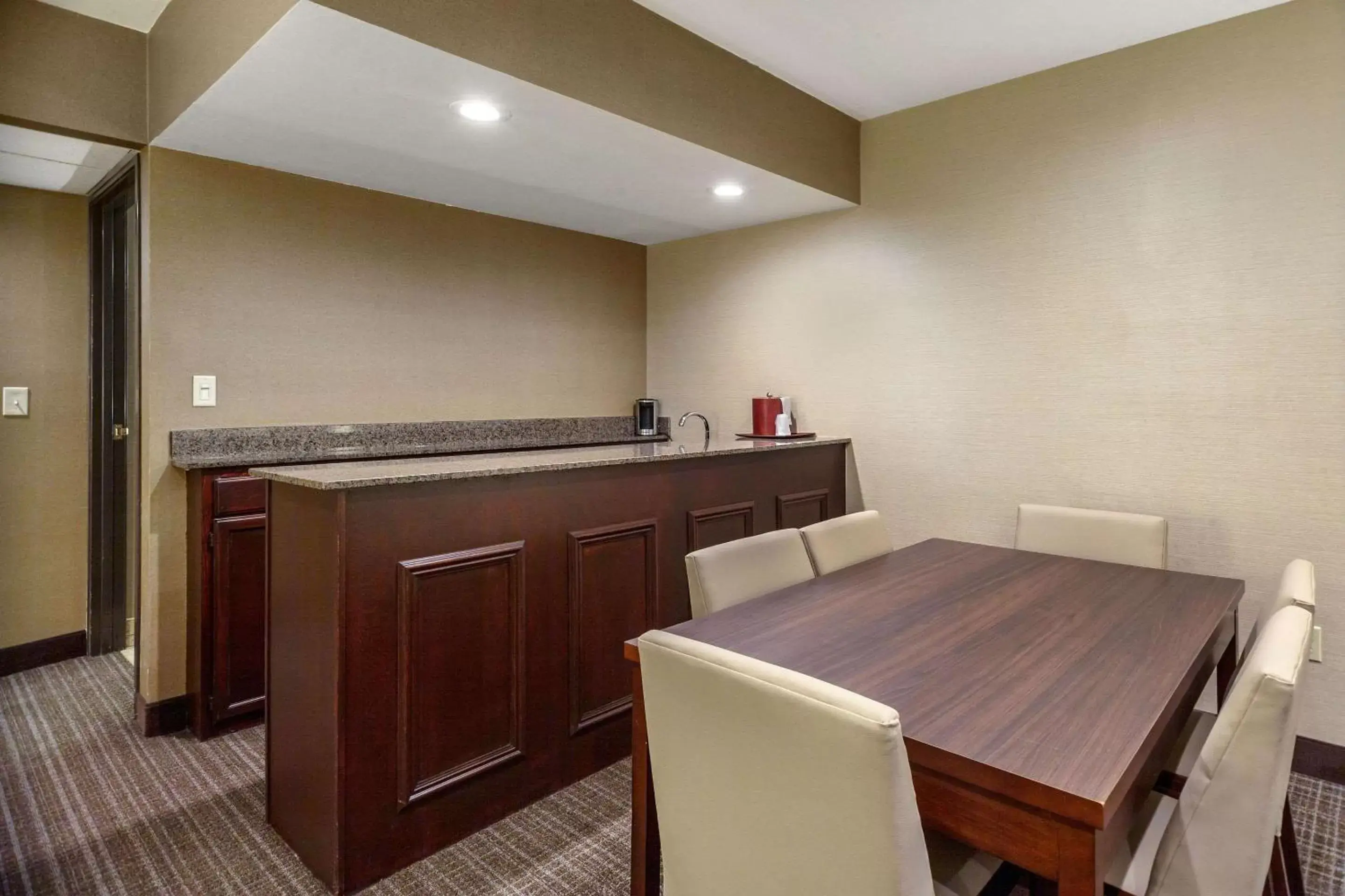 Photo of the whole room, Kitchen/Kitchenette in Comfort Suites Green Bay