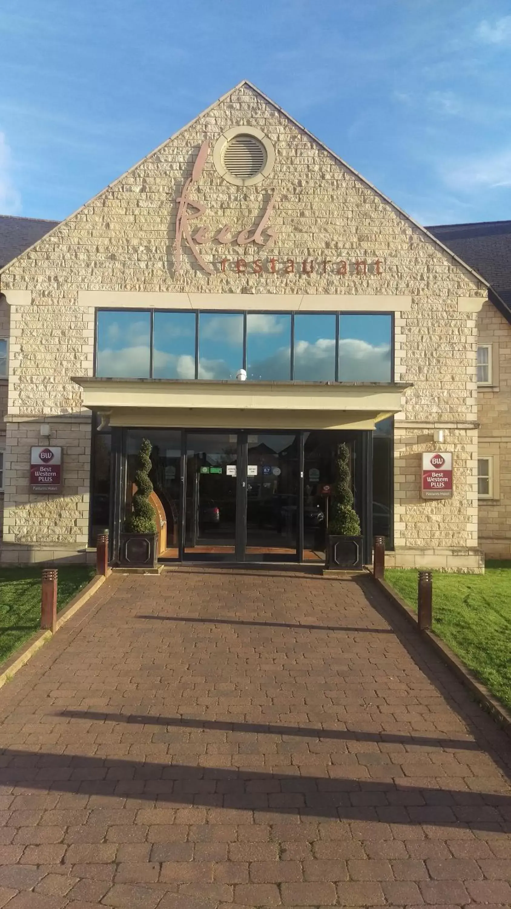 Facade/entrance in Best Western Plus Pastures Hotel