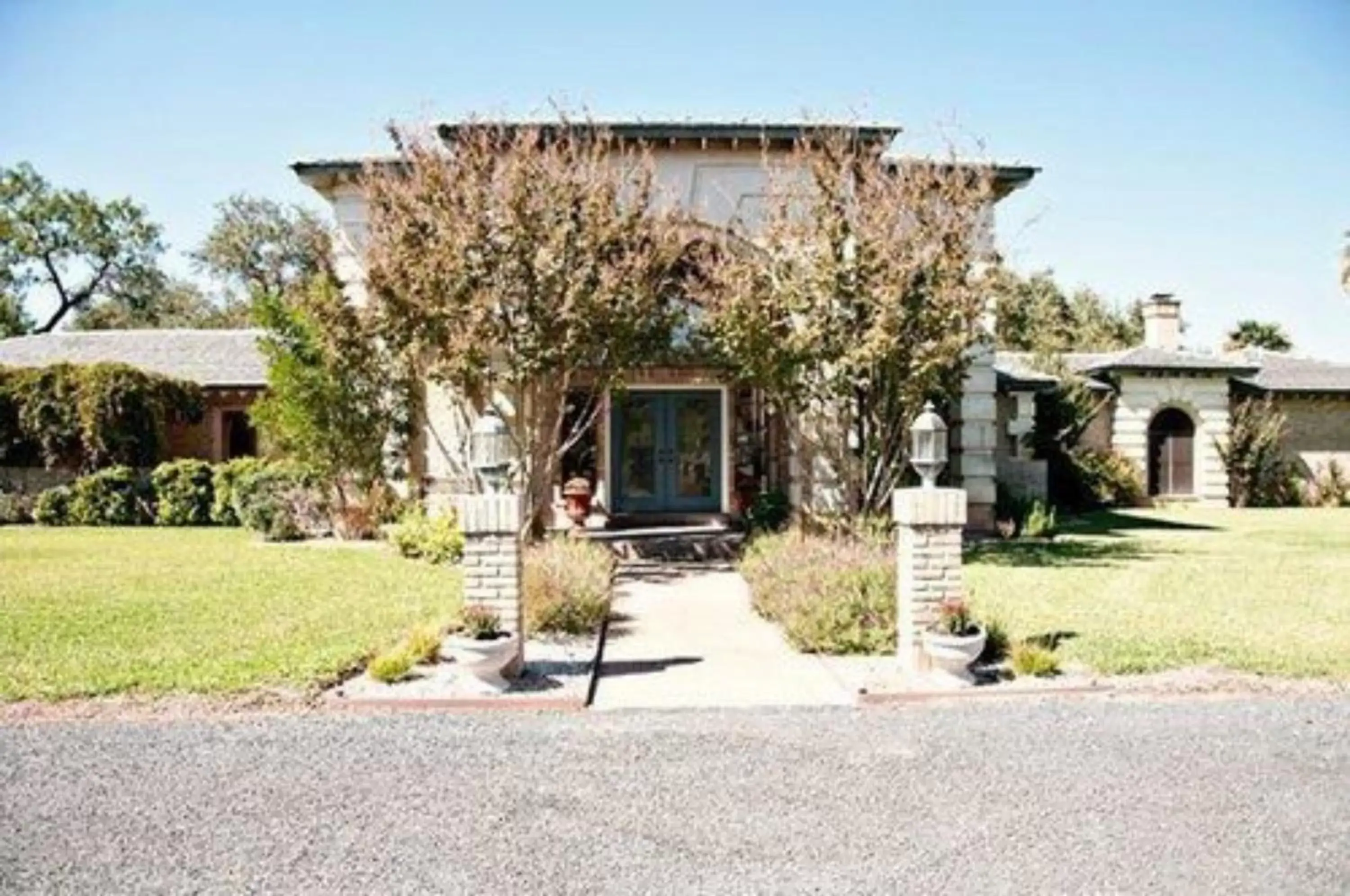 Property Building in Live Oaks Bed and Breakfast