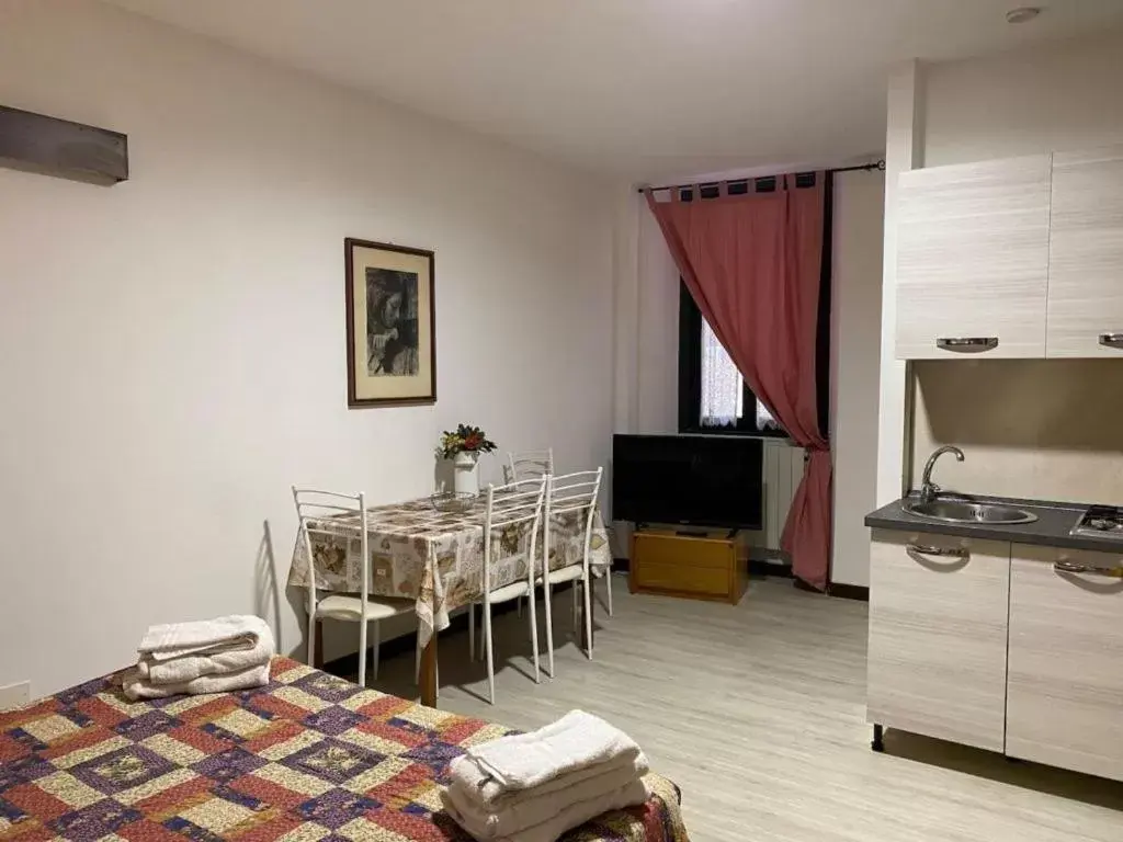 TV/Entertainment Center in Antica Corte Milanese