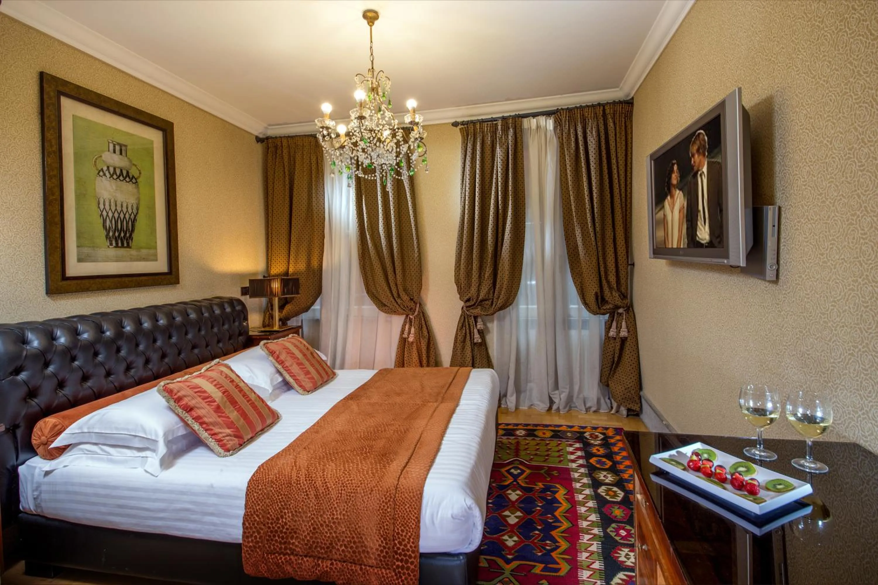 Bedroom, Bed in The Inn at the Roman Forum Luxury Collection - The Inn At The Roman Forum