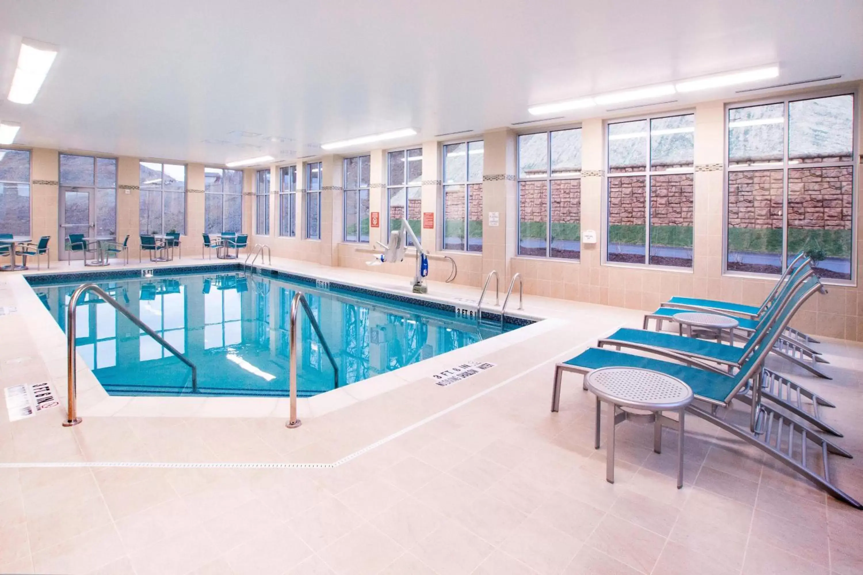 Swimming Pool in TownePlace Suites by Marriott Pittsburgh Cranberry Township