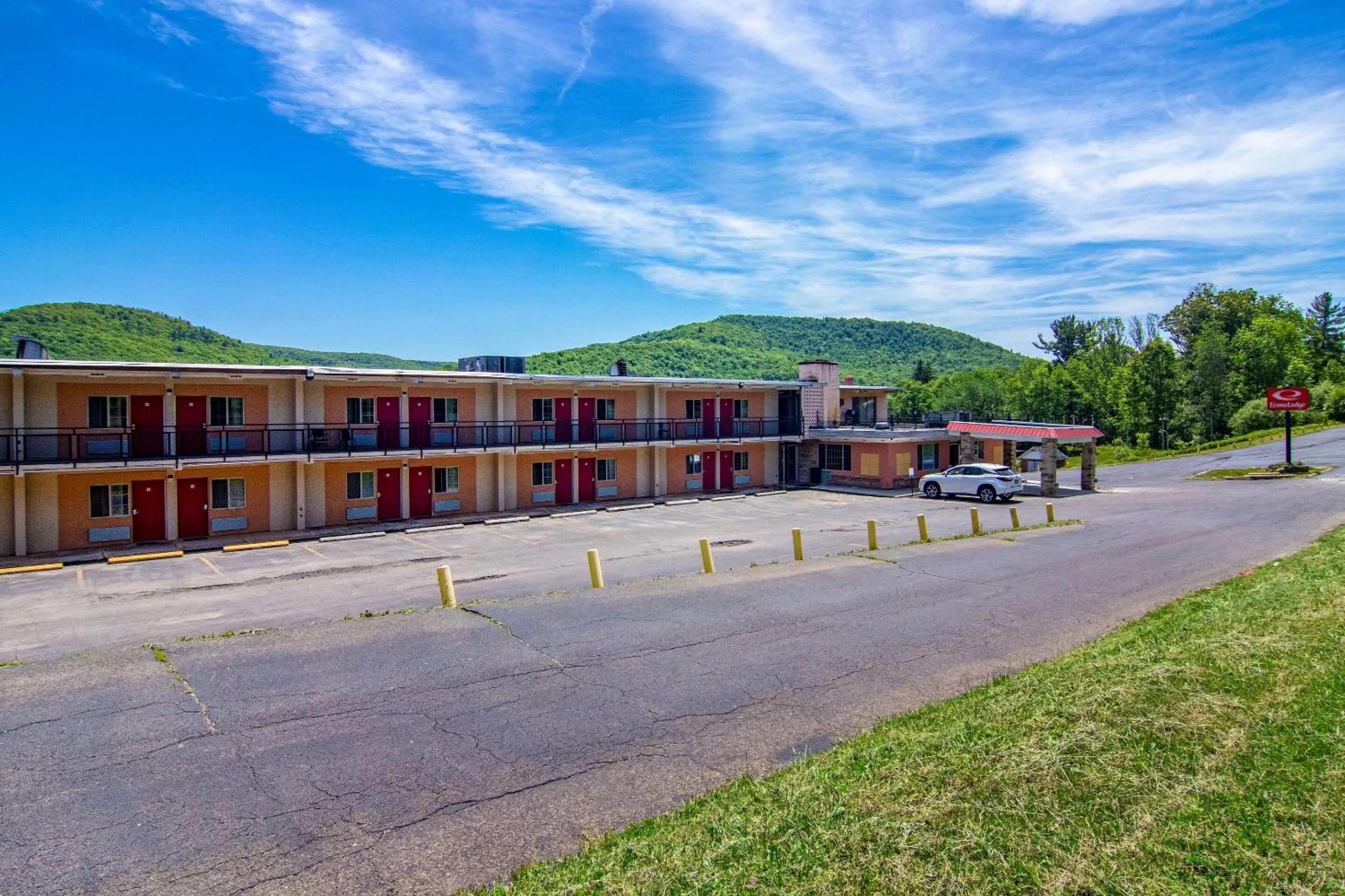 Property building in Econo Lodge Hotel Bradford