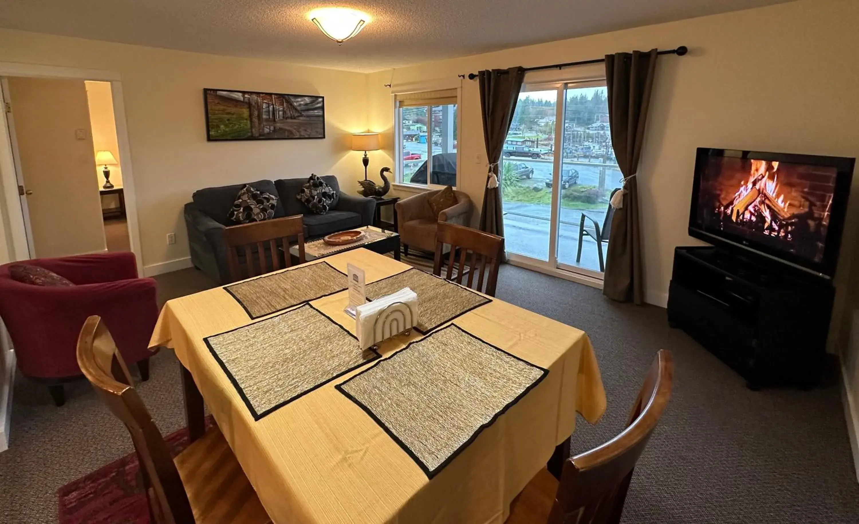 Dining Area in Bayshore Waterfront Inn